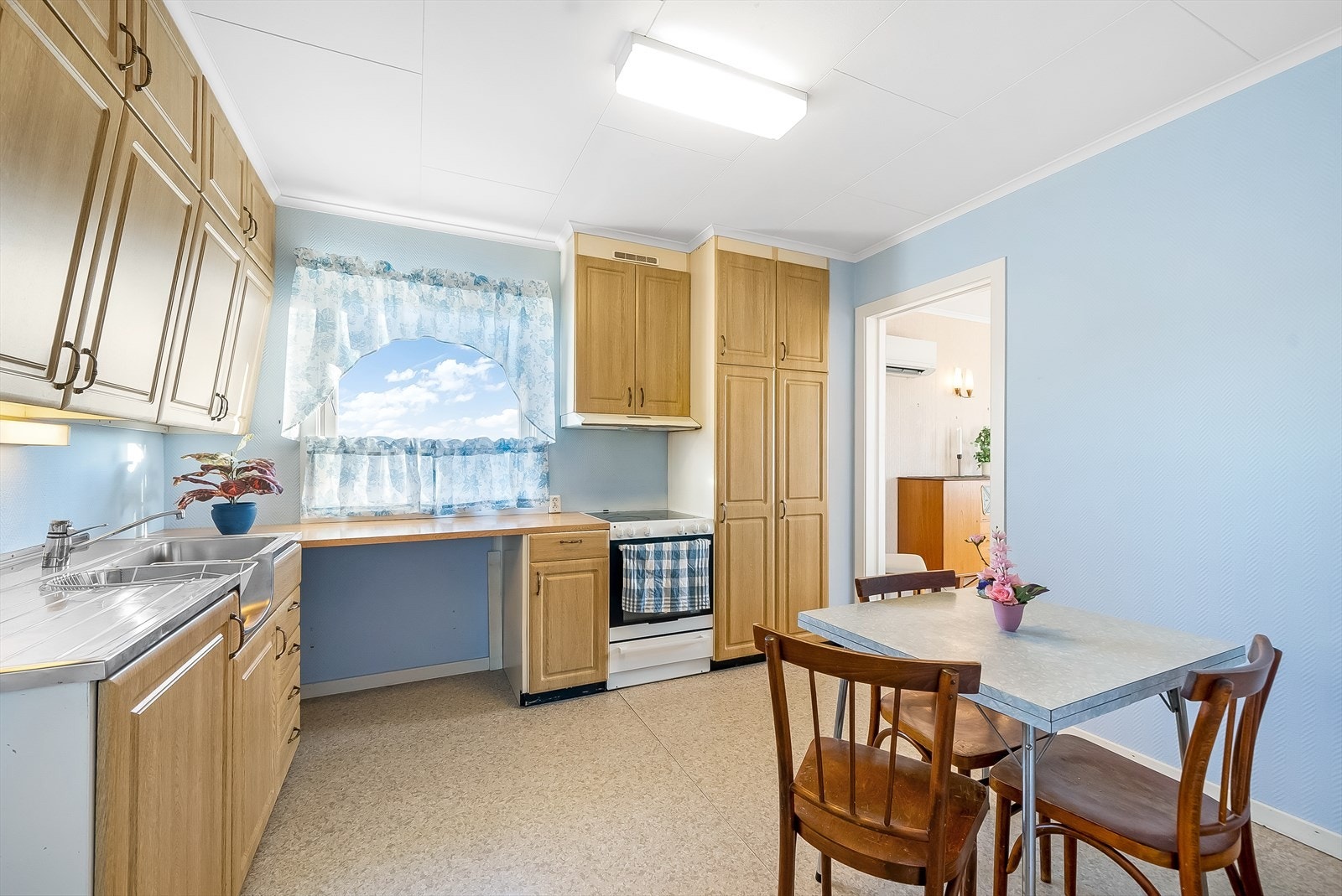 Originalt kjøkken med kjøkkenfornyede fronter. Plass på kjøkkenet til spisemøblement. Galleribilde