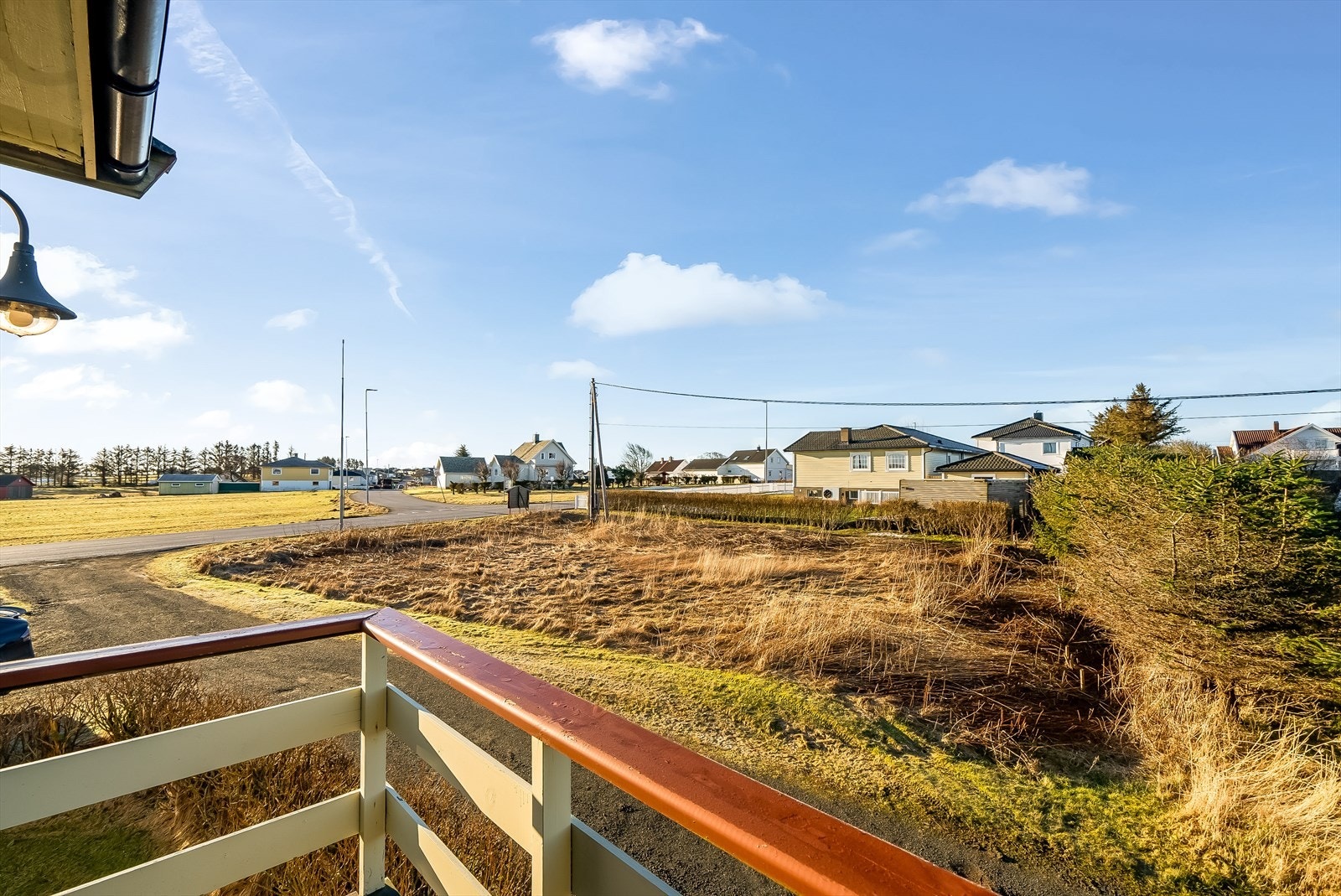 Utsikt fra balkongen mot Villaveien og hovedveien. Galleribilde
