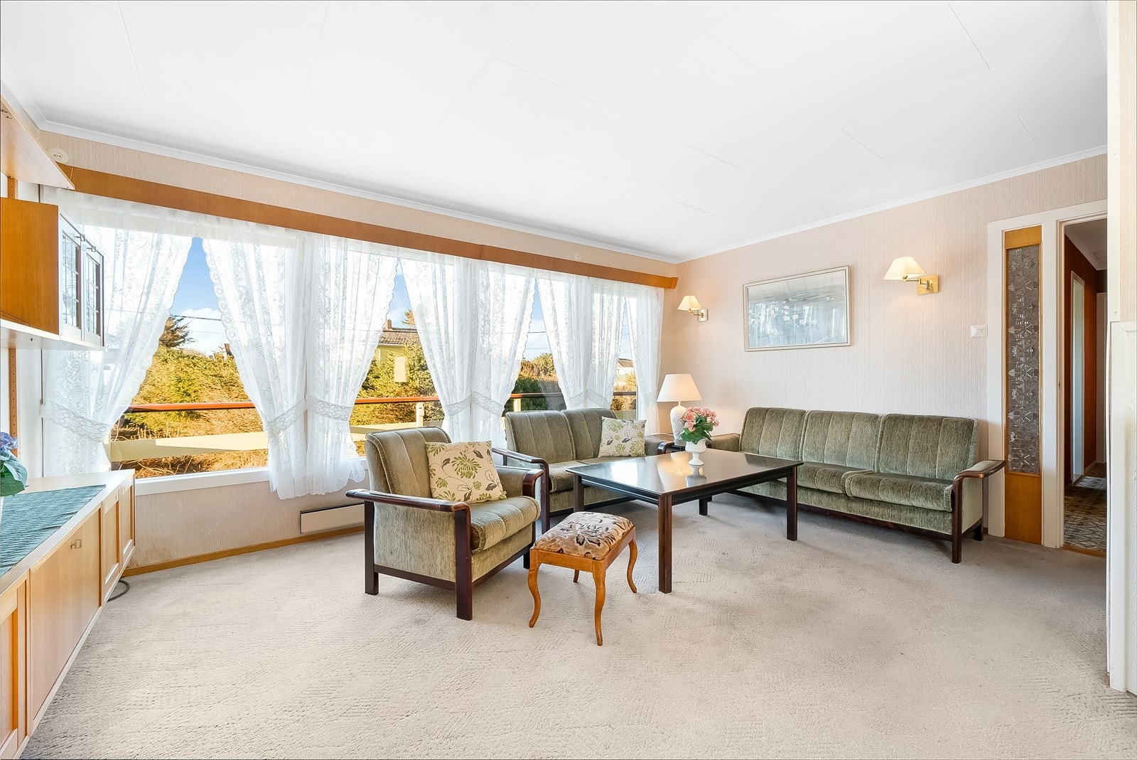 Vinkelformet stue gir muligheter for å møblere i soner. Galleribilde