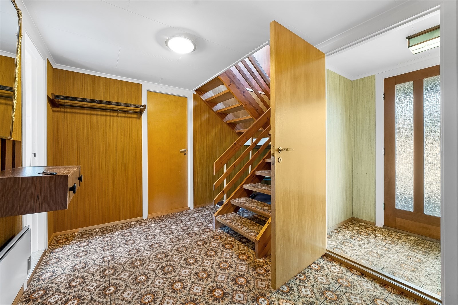 Stor og romslig hall i underetasjen. Galleribilde