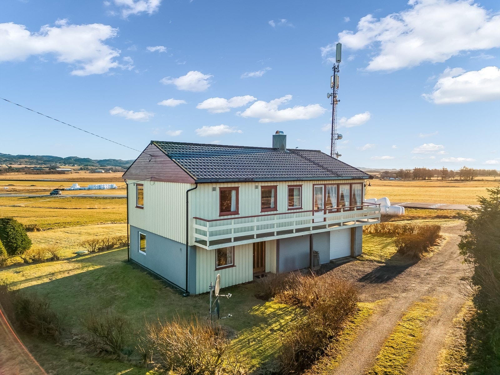 Landlig beliggende enebolig på solrik tomt med fin utsikt mot landskapet rundt. Galleribilde