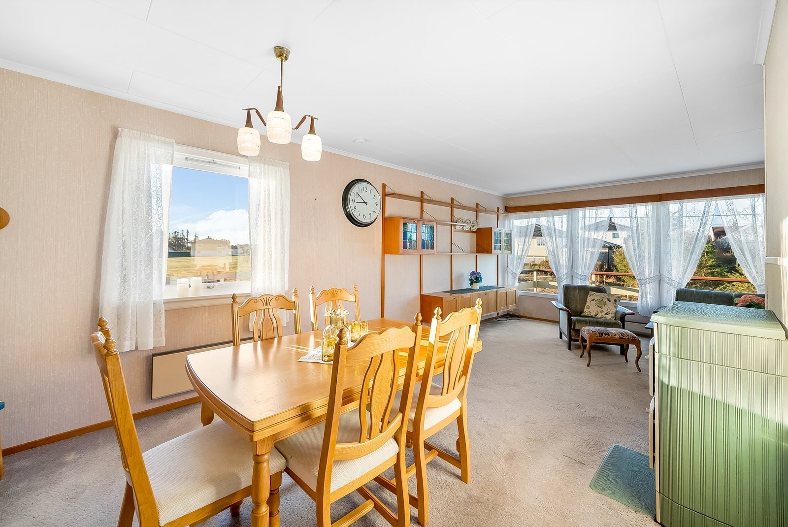 Lys og trivelig vinkelstue med gode vindusflater for godt lysinnslipp. Galleribilde