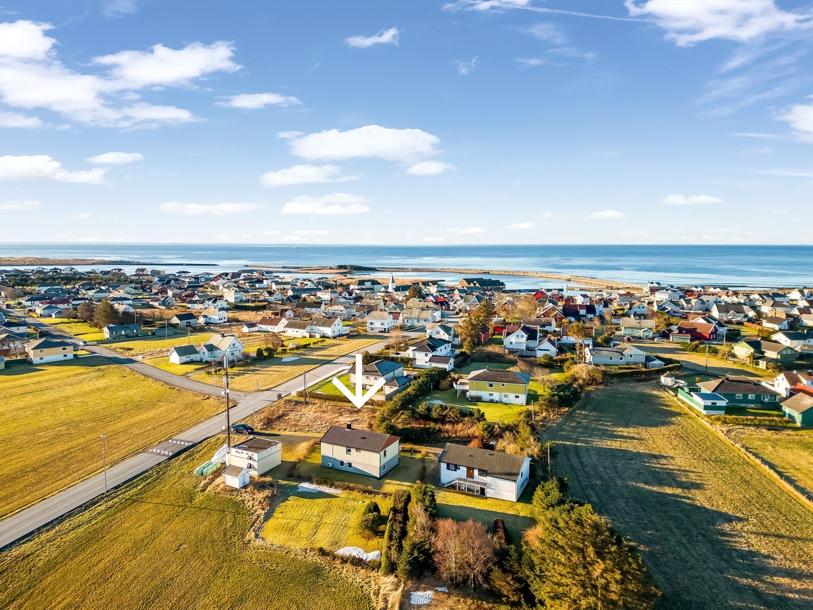 Eiendommen ligger i ytterkant av et boligfelt. Galleribilde