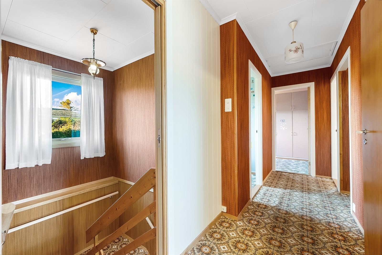 Gangen er stengt med skyvedør til trappa med en lettvegg. Galleribilde