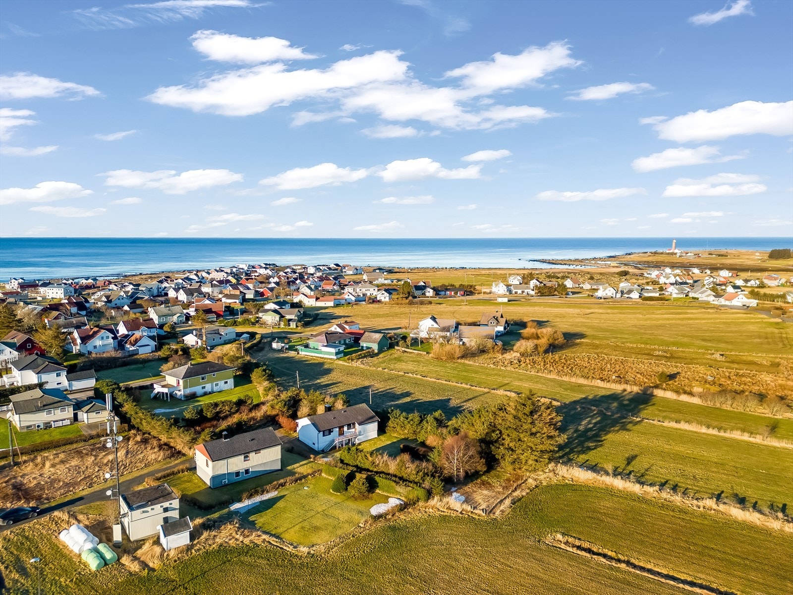 Landlig beliggende enebolig omgitt av vakkert naturlandskap. Galleribilde
