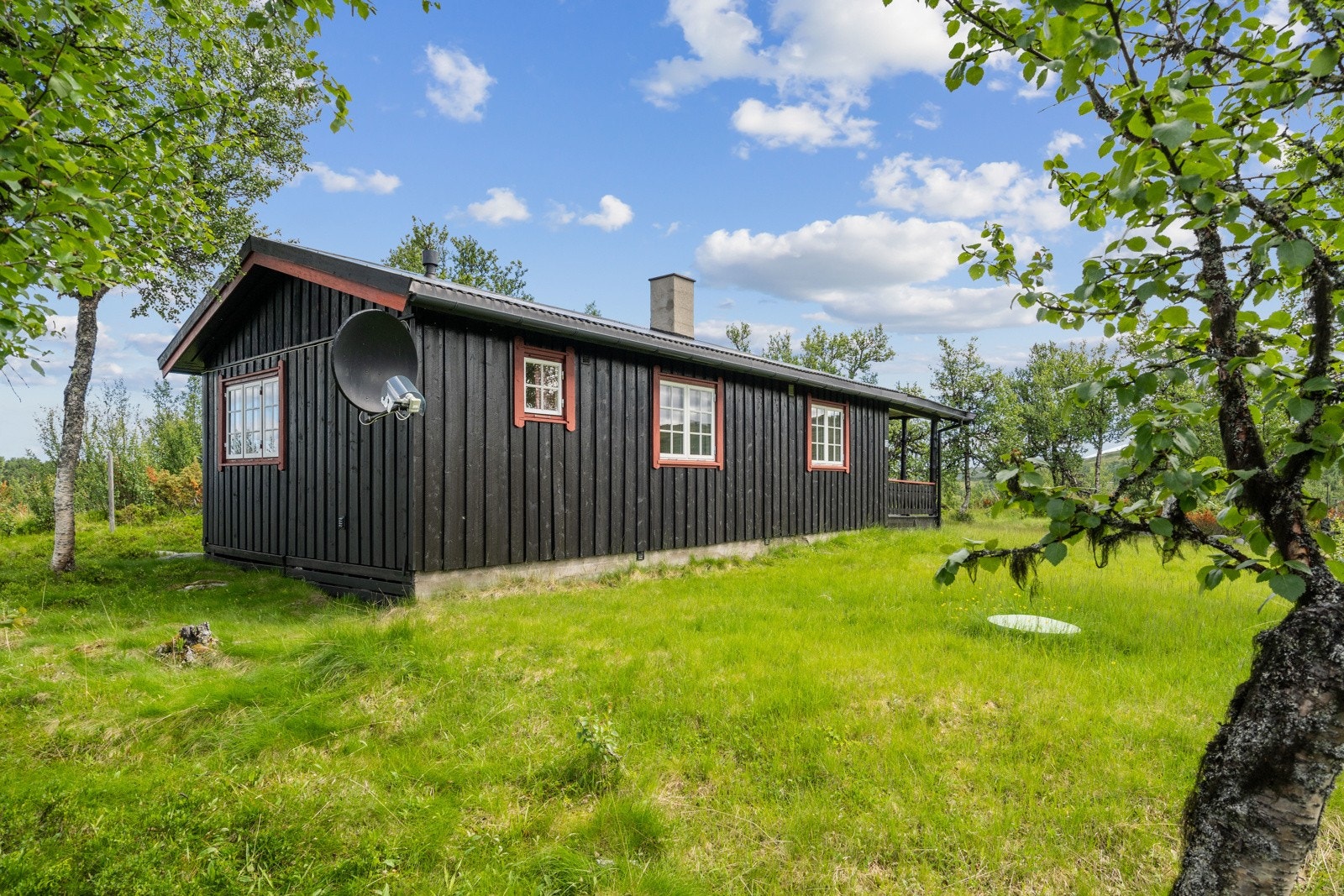 Eiendommen har vannforsyning fra grunnboret brønn på egen tomt og avløp til nedgravd septiktank. Galleribilde