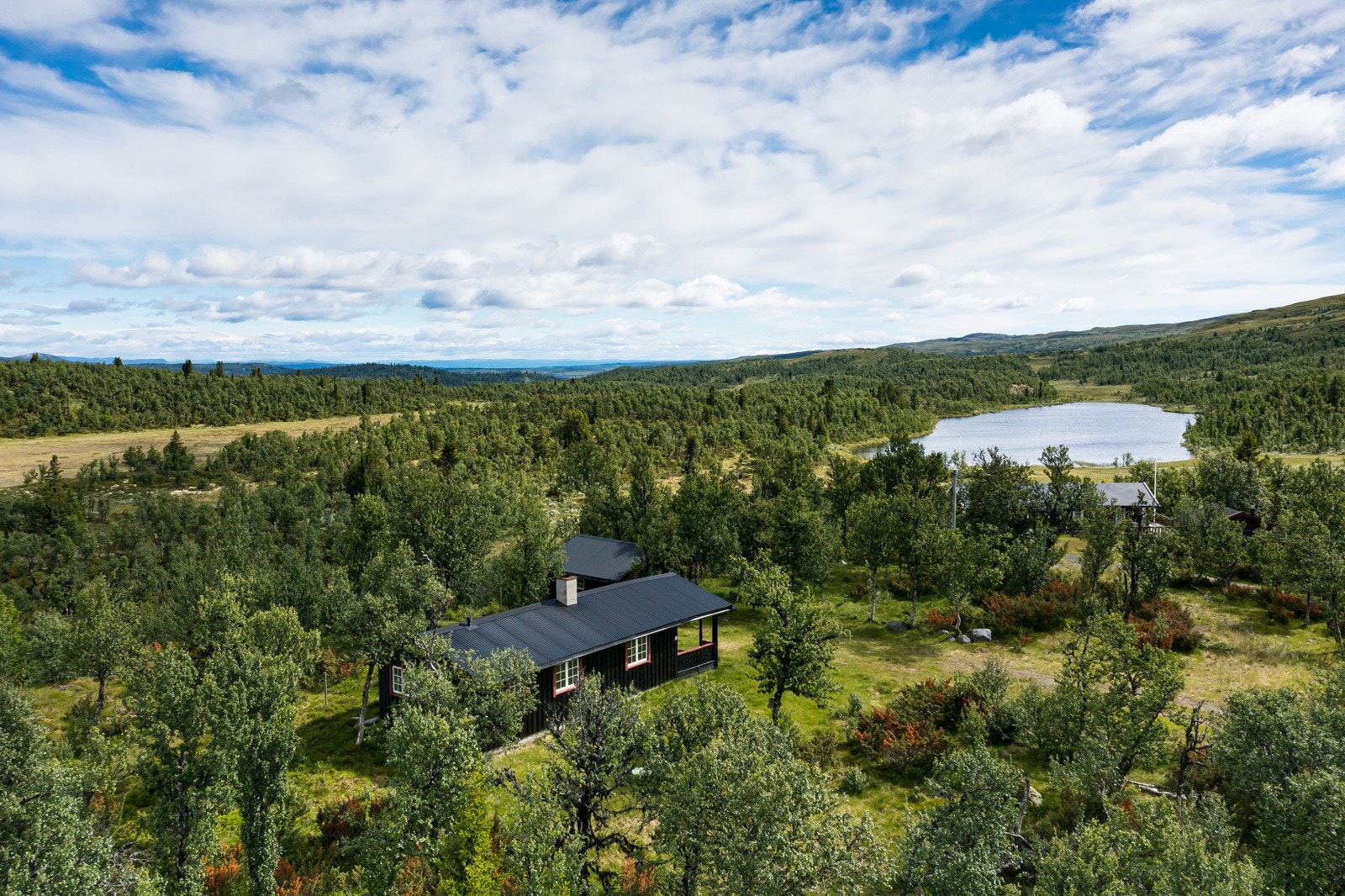 Med vakker natur og flotte turmuligheter er det lett å skjønne hvorfor Lenningen er et attraktivt hytteområde! Galleribilde