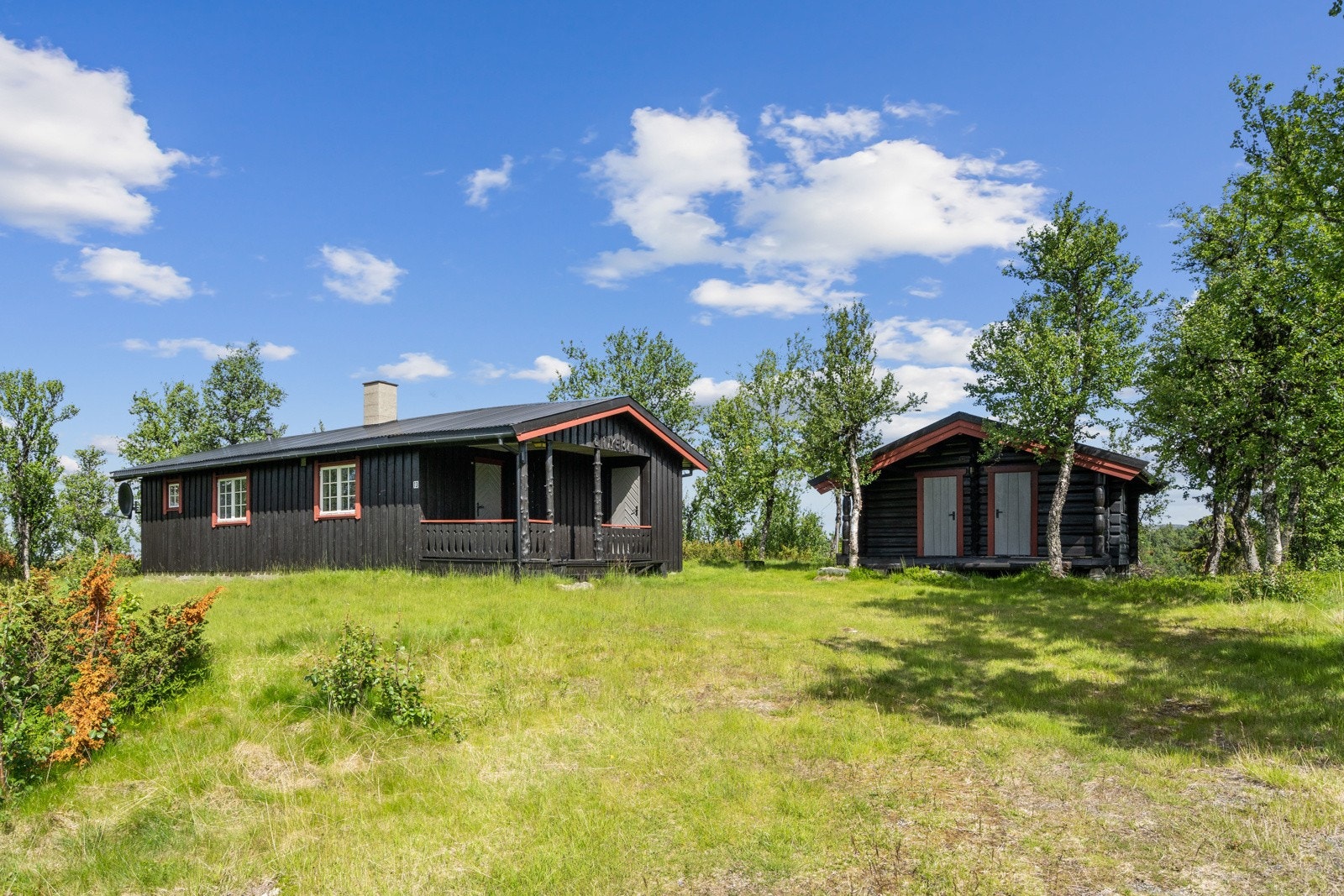Hytte og anneks ligger på en trivelig og romslig eiertomt. Hytta har alle fasiliteter, så her er det enkelt å samles til gode dager på fjellet! Galleribilde