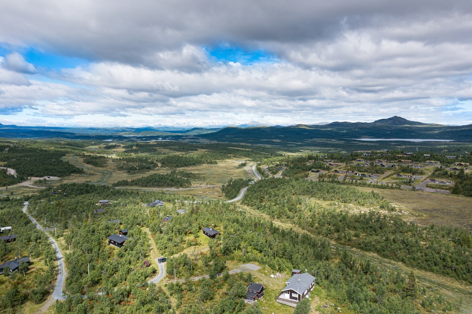 "Etnebu" ligger solrikt til ved vannet Regla, ca. 1.306 moh. i et gammelt seterlandskap med nydelig utsikt mot bl.a. Synnfjell, Røssjøkollan og Djuptjernkampen. Galleribilde