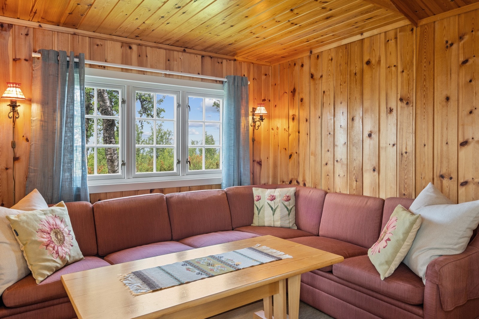 Stua har god plass til både sofa- og spisegruppe, som begge gir en fin ramme for hyggelige måltider og andre familieaktiviteter. Galleribilde