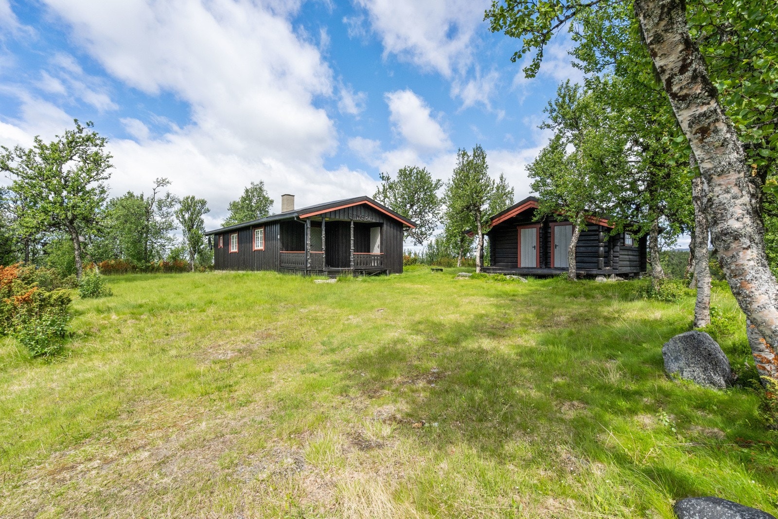 På tunet er det et hyggelig, laftet anneks med innlagt strøm. Galleribilde