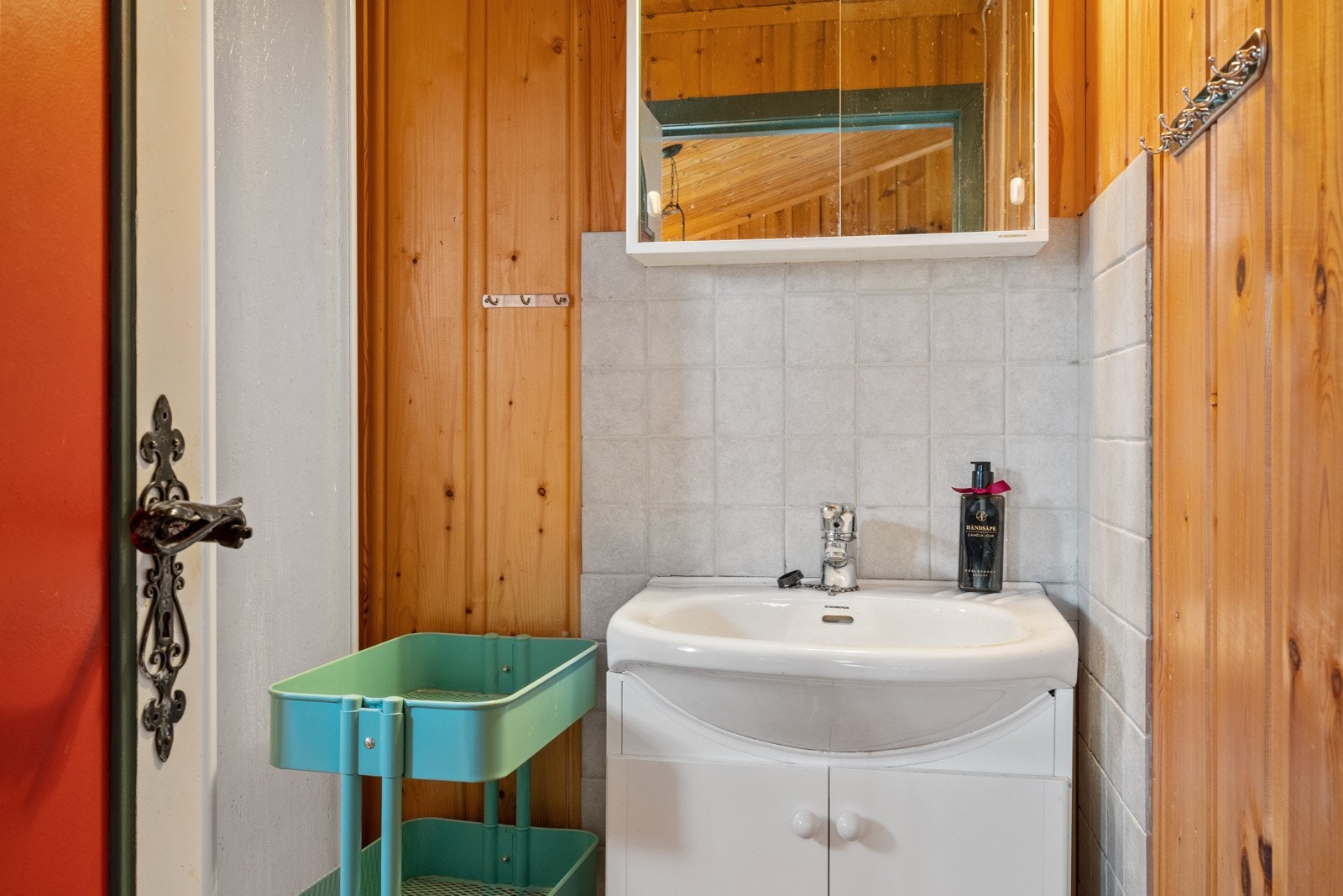 På badet er det hvit baderomsinnredning med servantskap i folierte plater og overskap med speil og belysning. Galleribilde