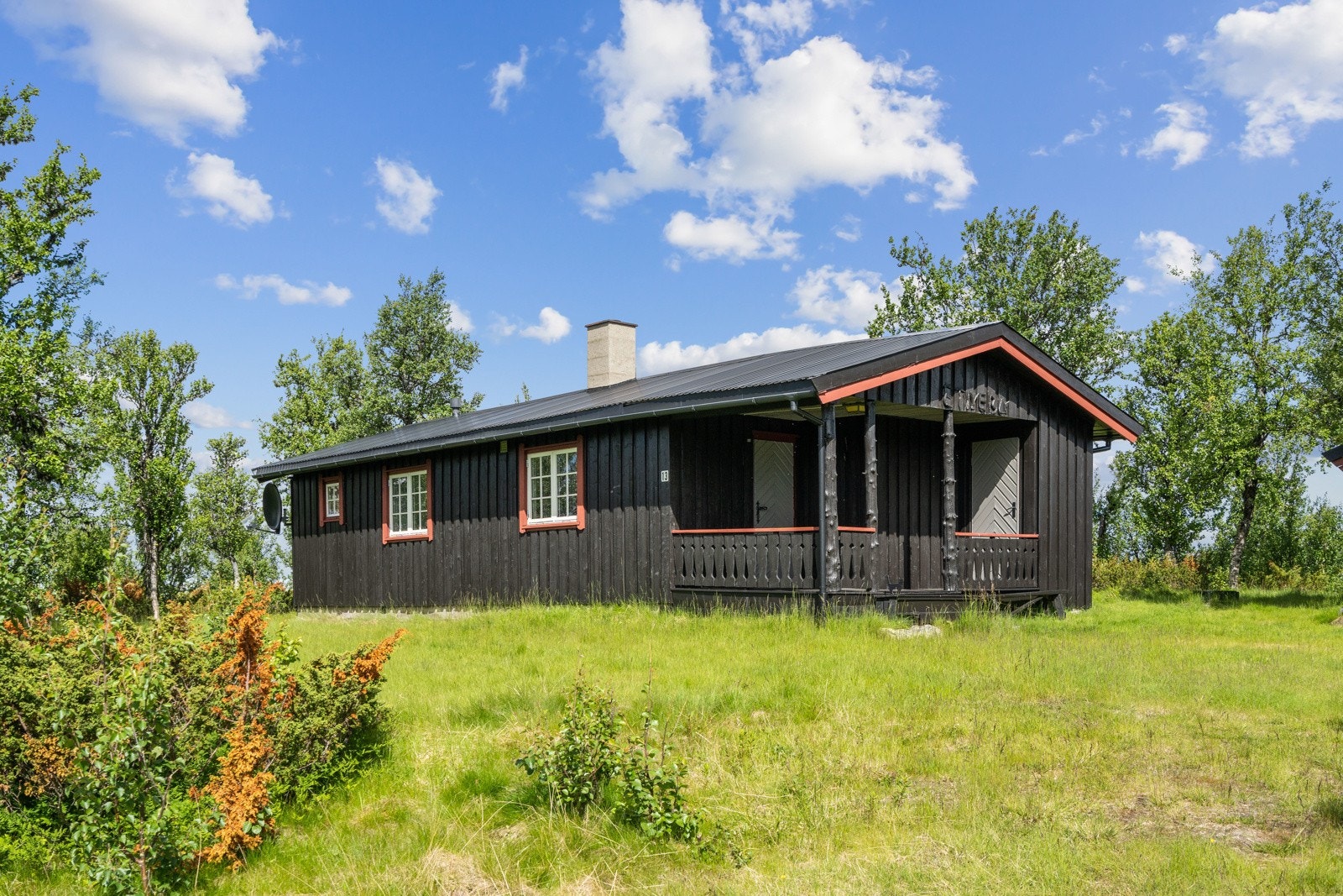 Reglavegen 13 har en fin eiertomt med mulighet for flere solrike uteplasser, parkering, lek og moro. Galleribilde