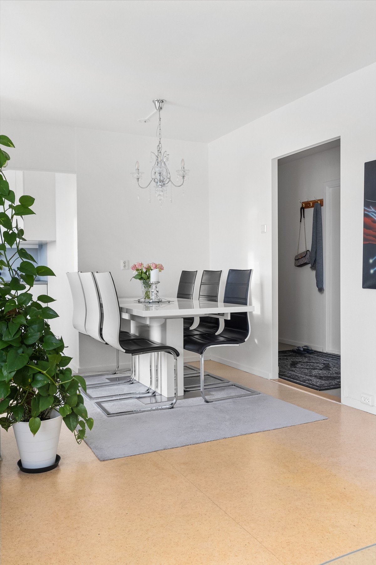 Leiligheten nyter av en god planløsning med mulighet for møblering i flere soner. Galleribilde