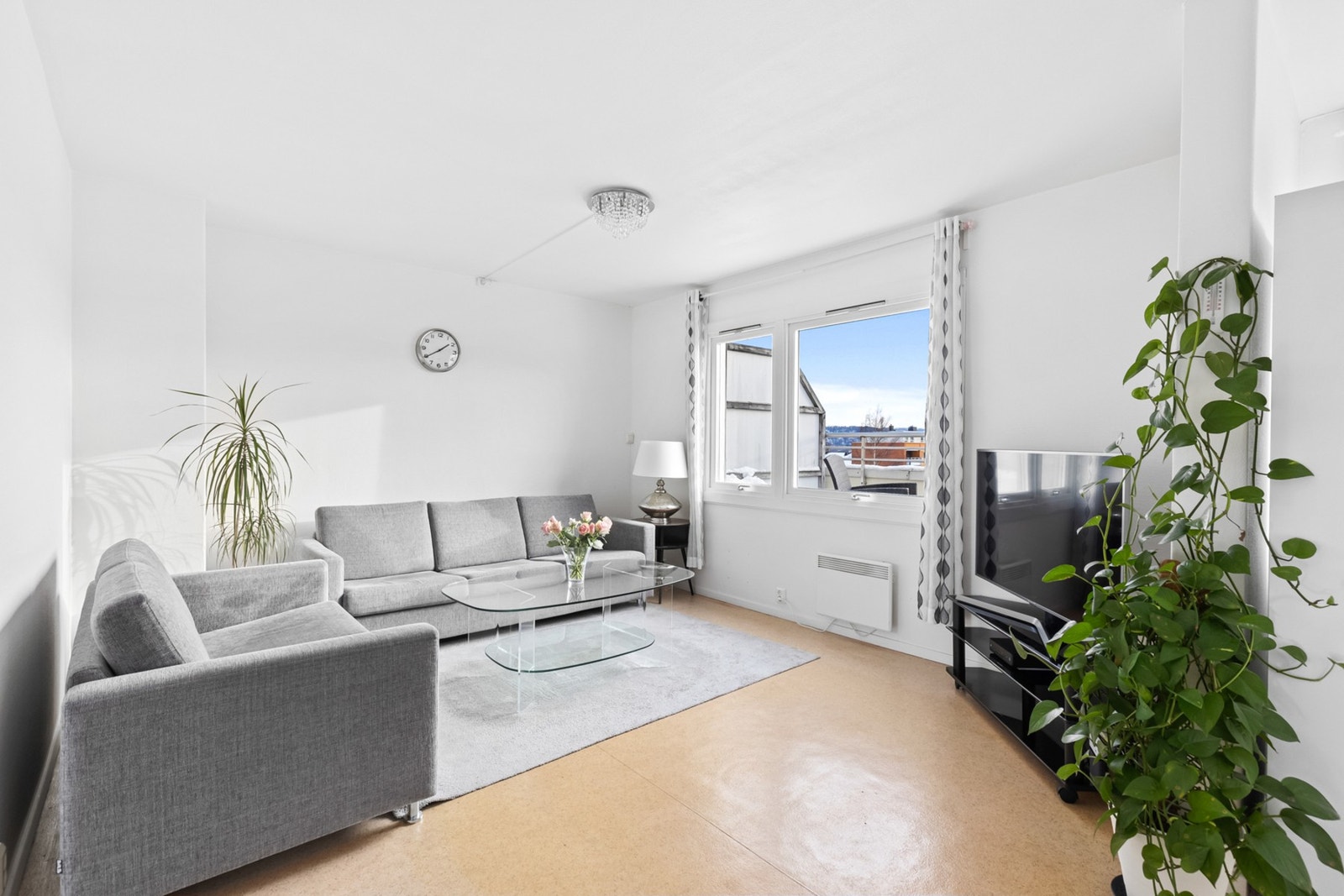 Romslig stue på 22 m² med med store vindusoverflater og god plass til til ønsket møblement. Galleribilde