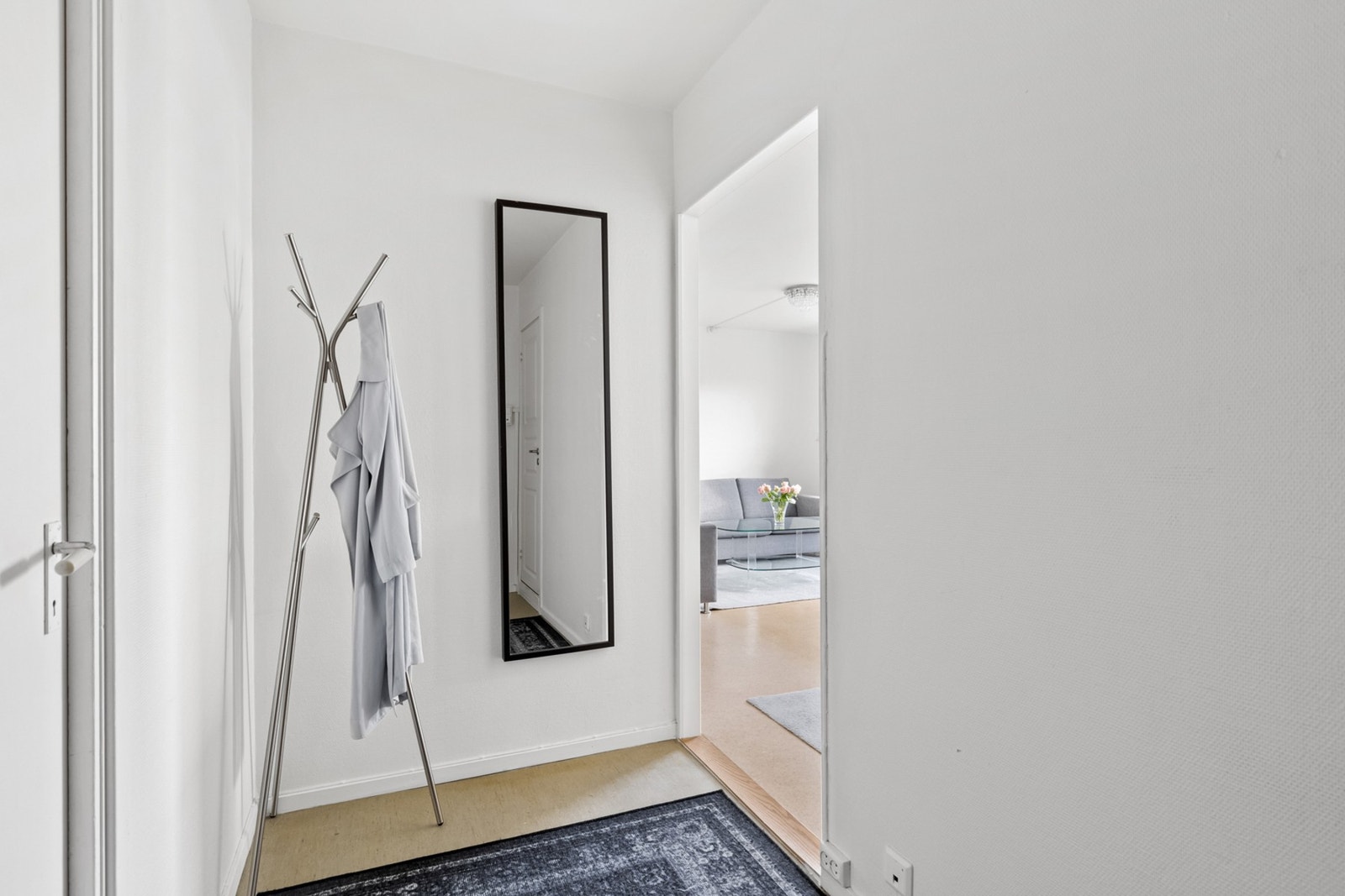 Innbydende entré/gang på 4,5 m² med tilhørende bod på 3 m². Galleribilde