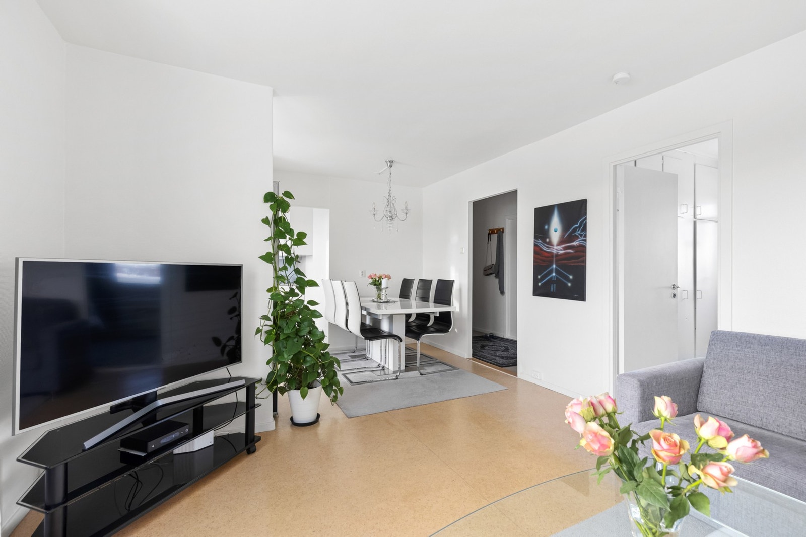 Leiligheten fremstår lys og romslig med gjennomgående god standard. Galleribilde