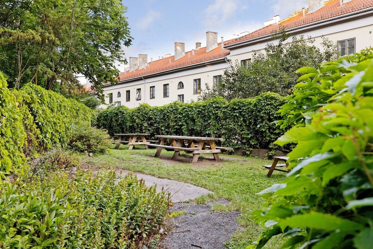 Sameiet skilter med flere grøntarealer og en hyggelig parkfølelse Galleribilde