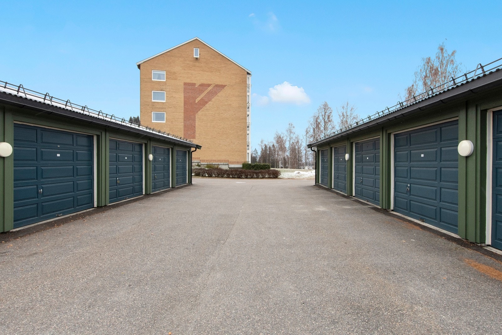 Leiligheten disponerer en garasjeplass i felles garasjerekke Galleribilde