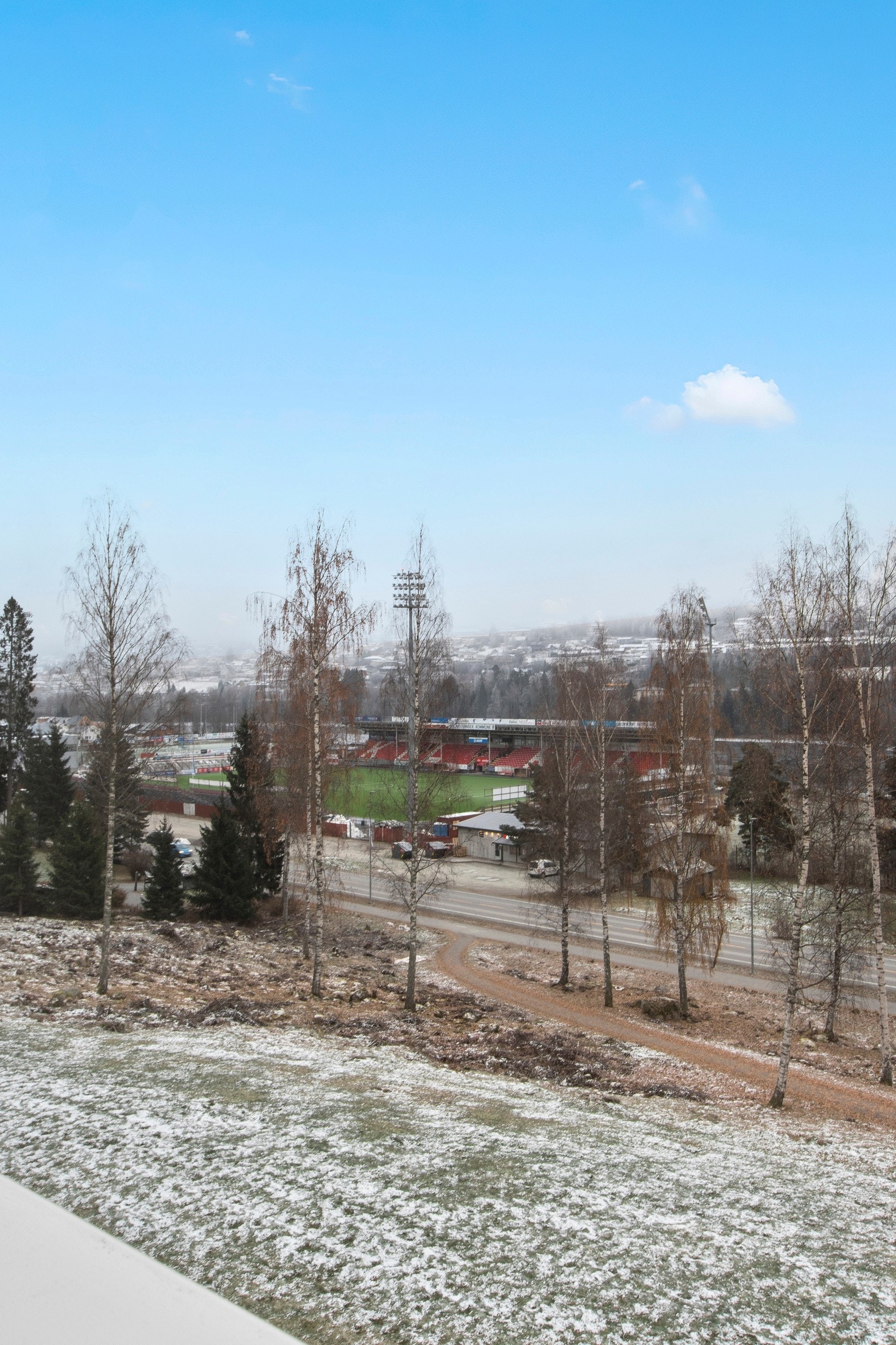 Fin utsikt fra verandaen - blant annet av fotballstadion Galleribilde