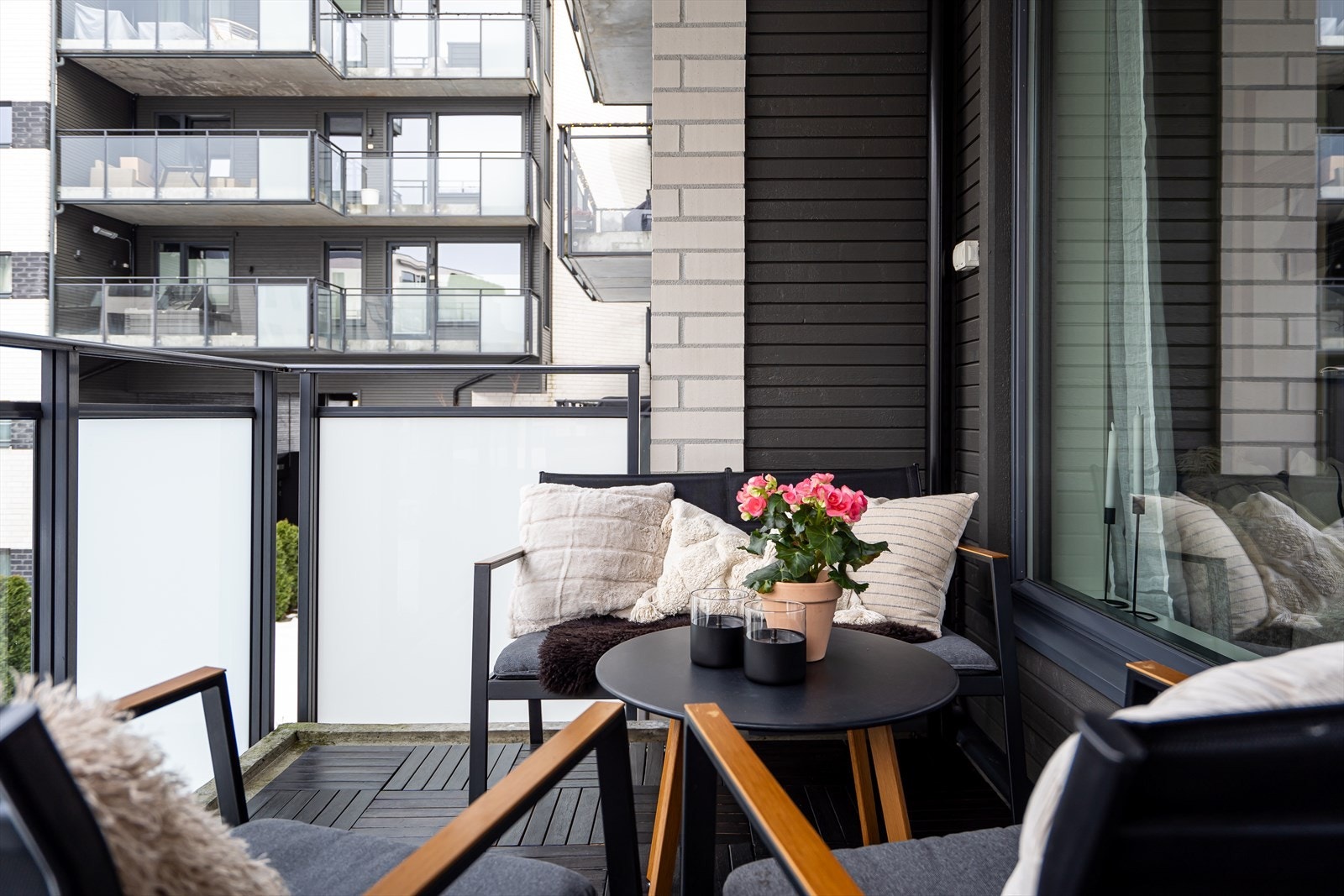 Torshov torg er et veletablert og koselig sameie med en beliggenhet midt på Torshov. Alt av byens fasiliteter finnes rett i nærheten, likevel oppleves gårdsrommet som trygt og stille. Galleribilde