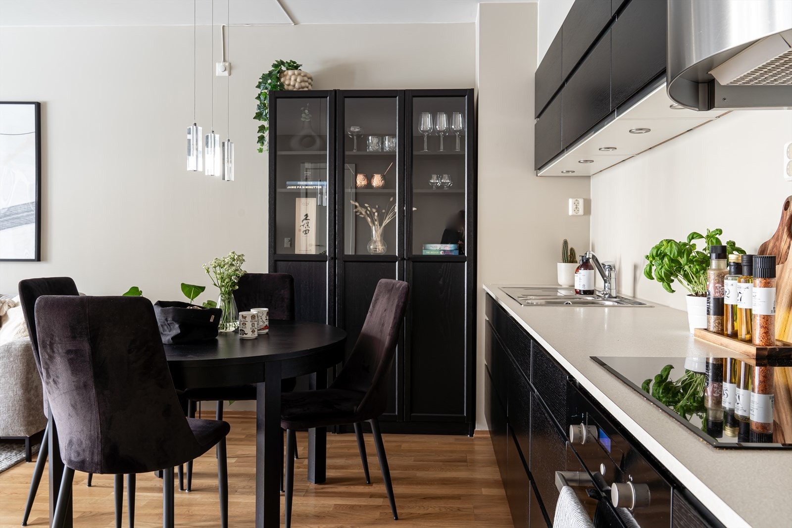 Her kan du kokkelere på kjøkkenet og underholde gjestene i stuen, på en og samme tid. Galleribilde