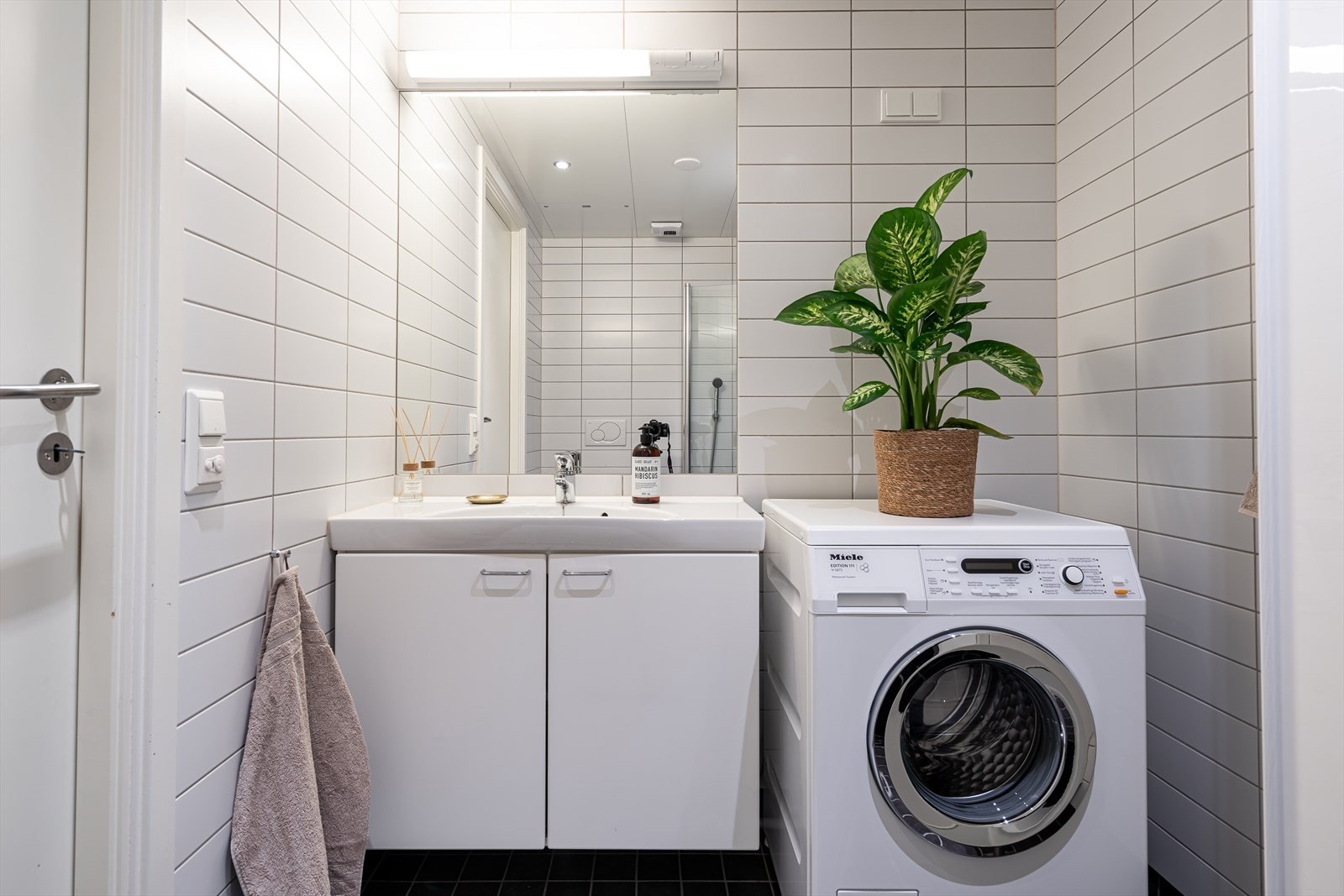 Pent bad fra 2013 med fliser på vegger og gulv. Det er varmekabler i gulv. Galleribilde