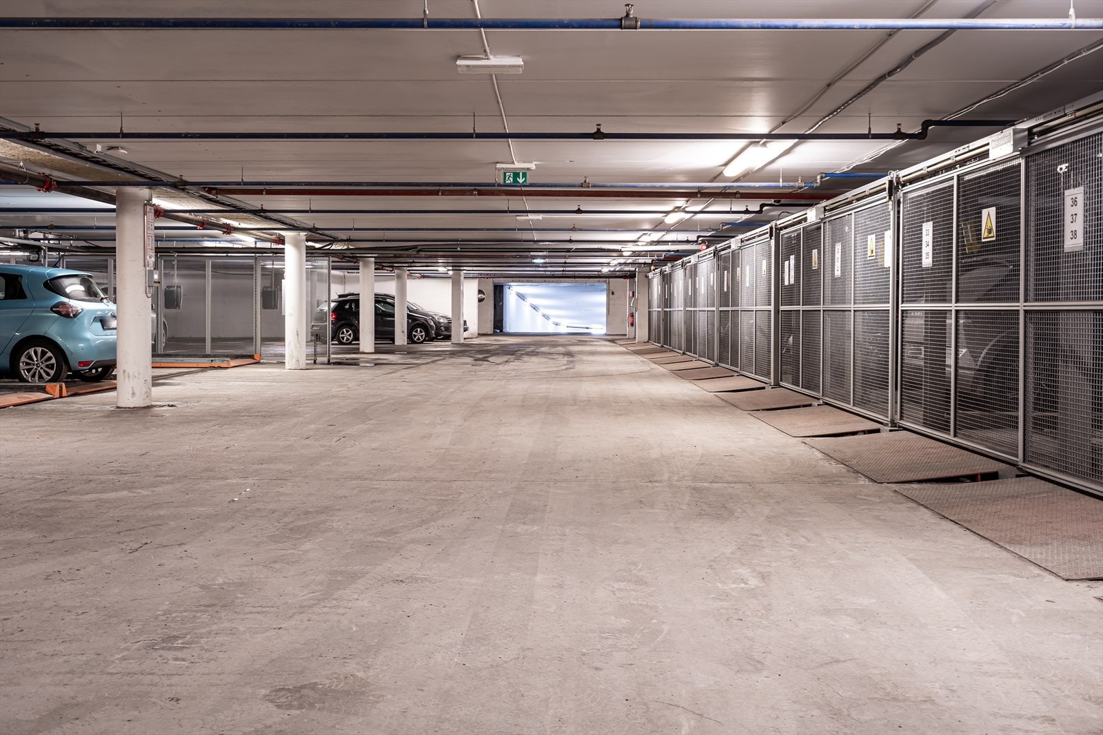 Mulighet til å kjøpe parkeringsplass med el-billader (kr. 450.000,- + omkostninger). Enkelte beboere leier ut sin parkeringsplass. Galleribilde