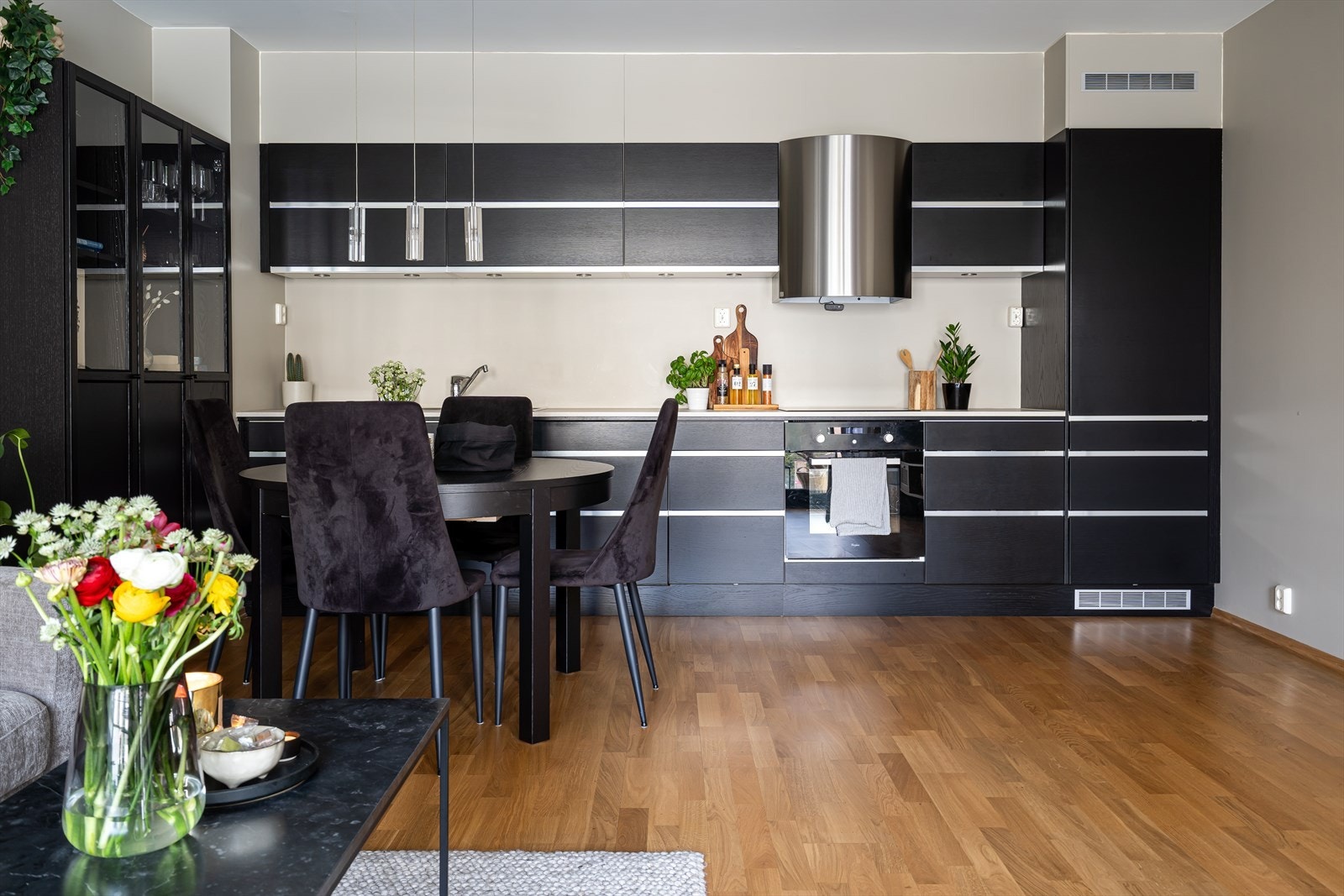 Kjøkkenet er utstyrt med integrerte hvitevarer, som kombiskap, oppvaskmaskin, stekeovn, platetopp og ventilator. Galleribilde