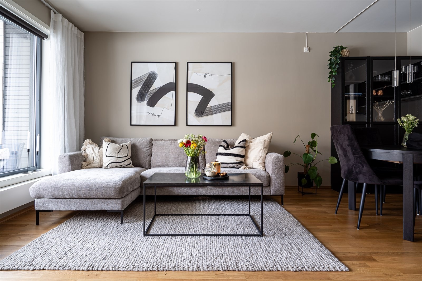 Et romslig, innbydende og sosialt oppholdsrom med god takhøyde, store vindusflater og rikelig med lysinnslipp. Galleribilde