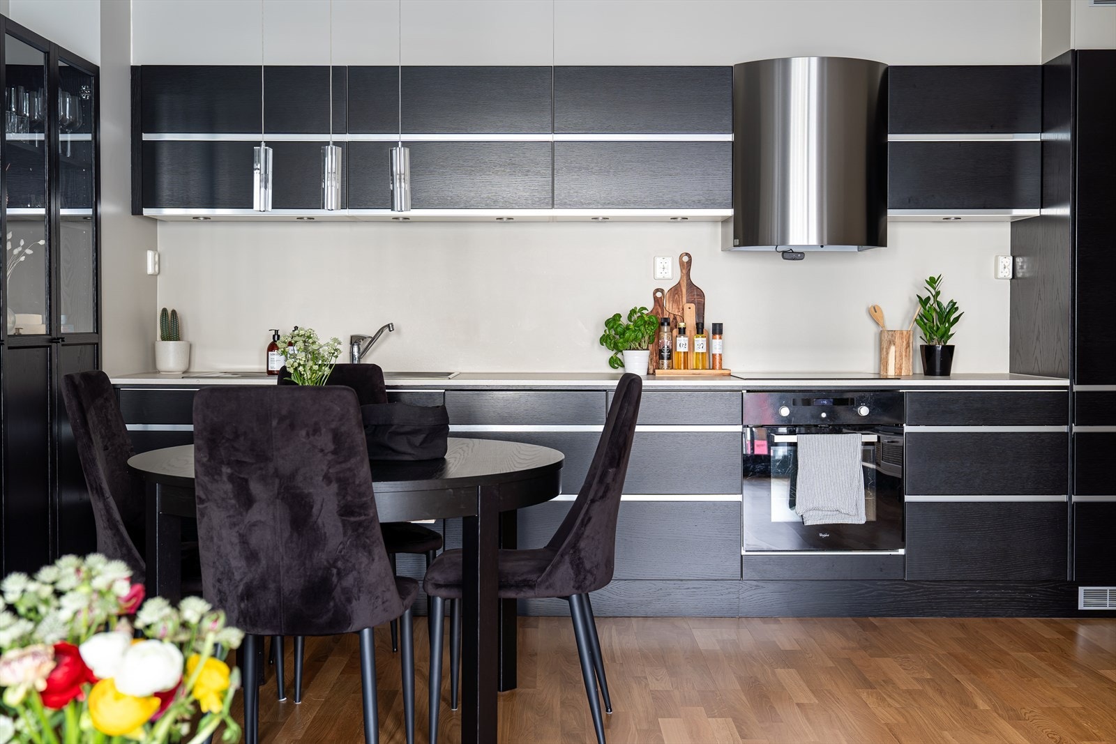 Det er montert integrerte hvitevarer som oppvaskmaskin, kombiskap, stekeovn, nedfelt platetopp og tilkoblet en ventilator over kokeplass. Galleribilde