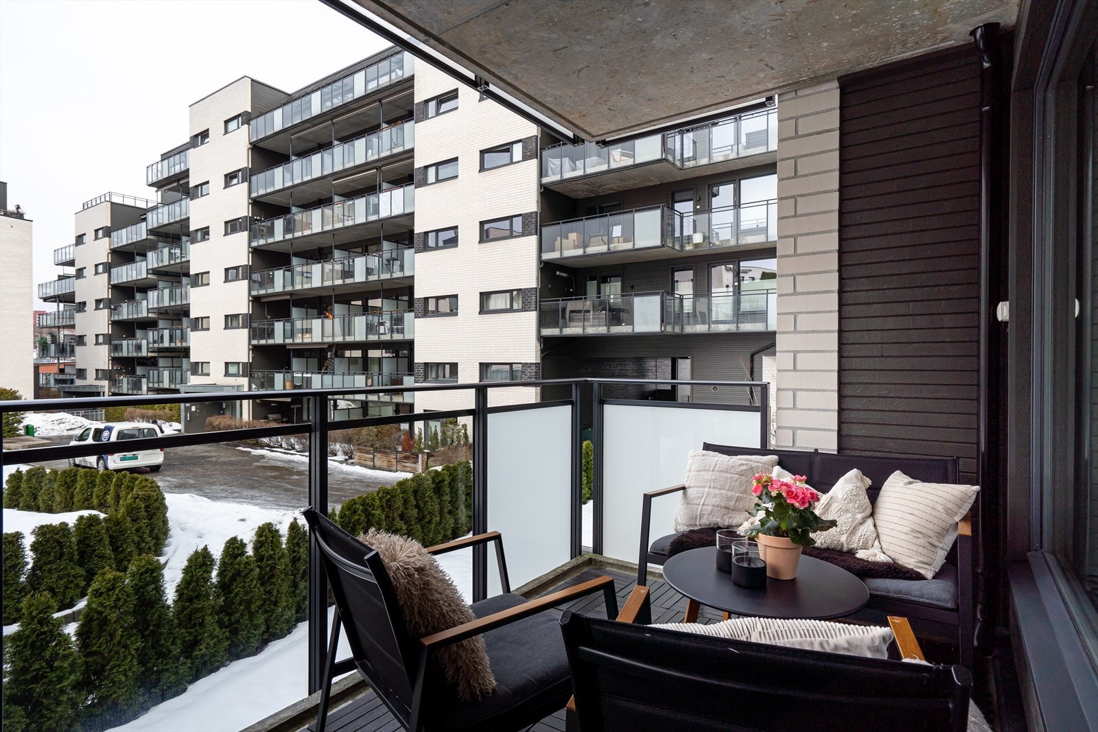 Fra balkongen har du utsyn ut over fellsområdene. Her har du god plass til sittegruppe og grill. Galleribilde