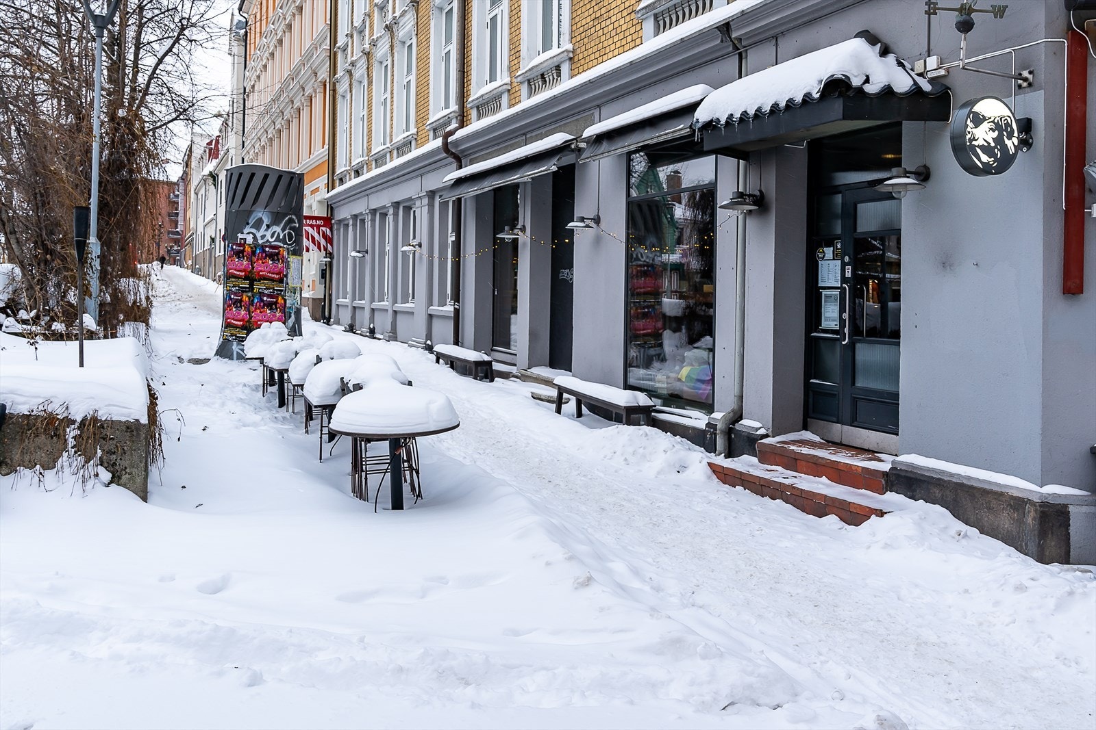 Det er kort avstand til alt av servicefasiliteter, blant annet har du spisestedet Grisen rett utenfor. Galleribilde