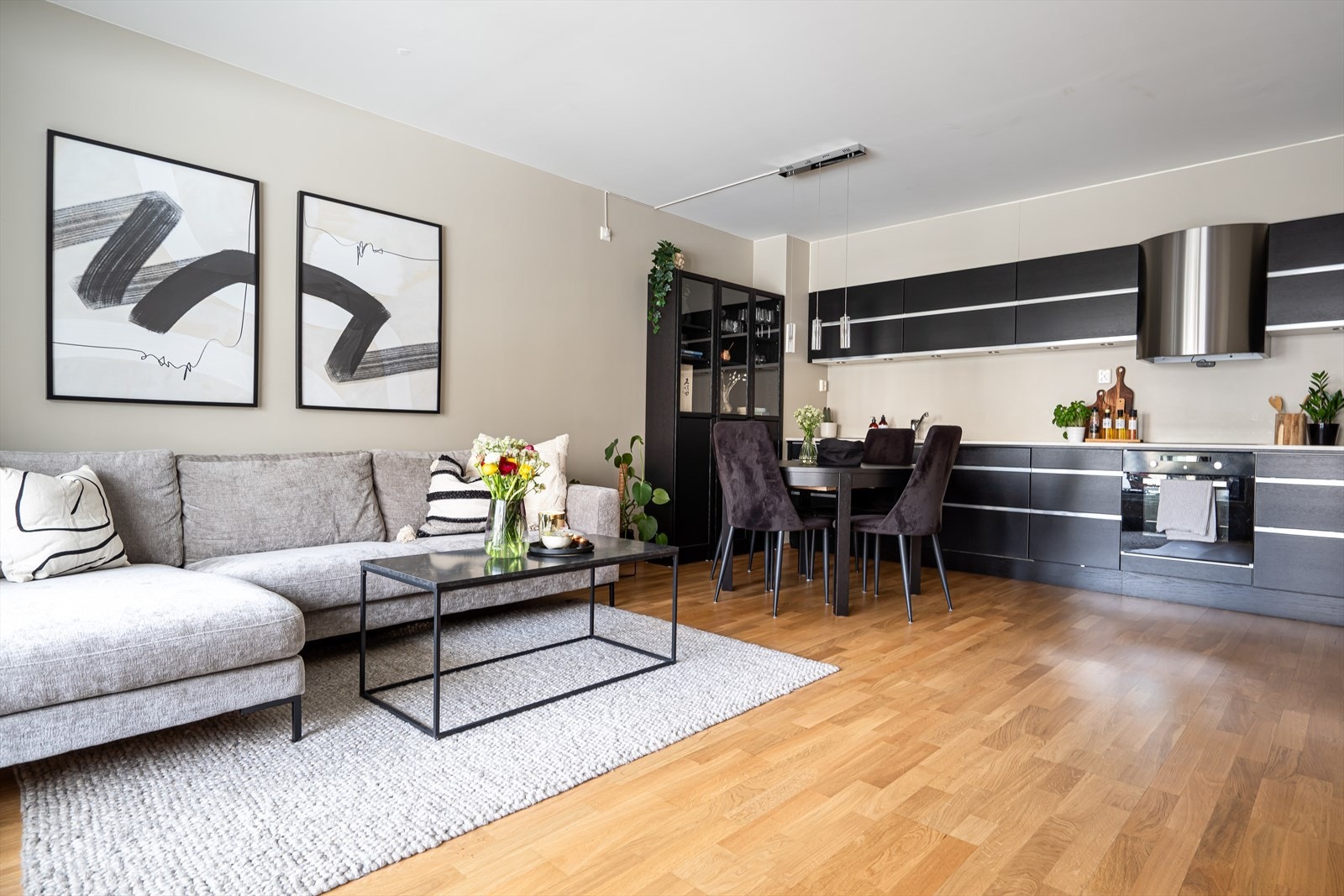 Moderne kjøkken i åpen løsning til stuen. Her kan du enkelt innrede etter eget ønske med sofagruppe, medie-møbel og et koselig spiseområde. Galleribilde