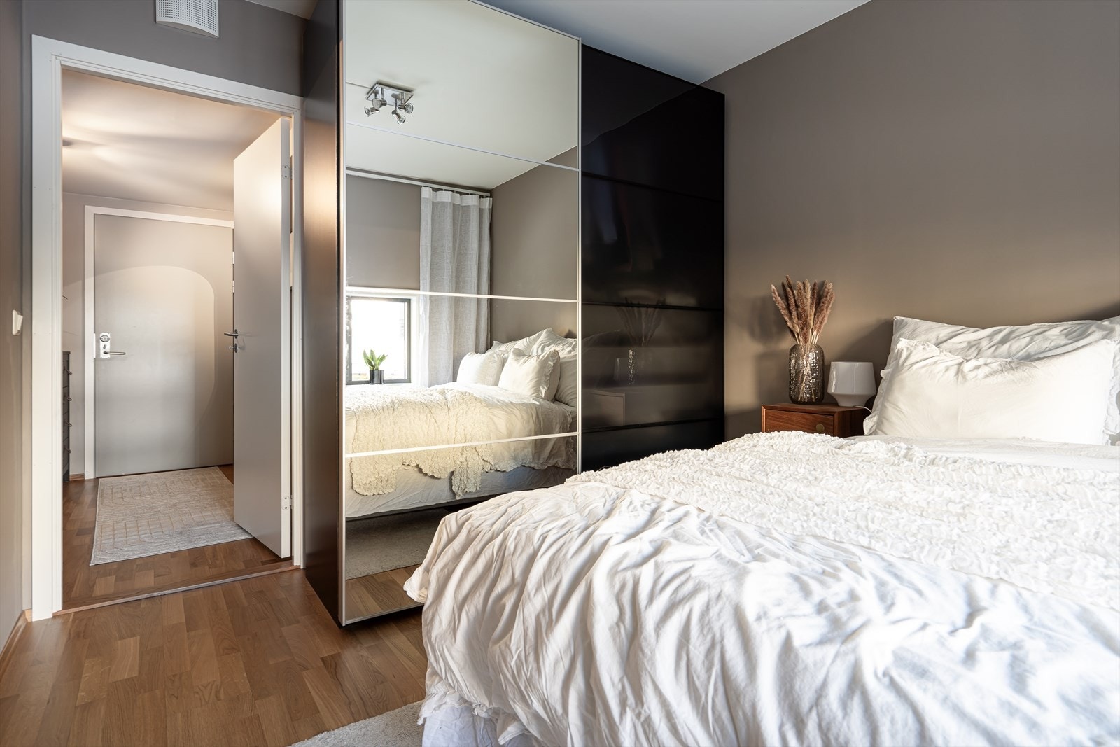 Vegghengte nattbord medfølger i utgangspunktet ikke med. Galleribilde