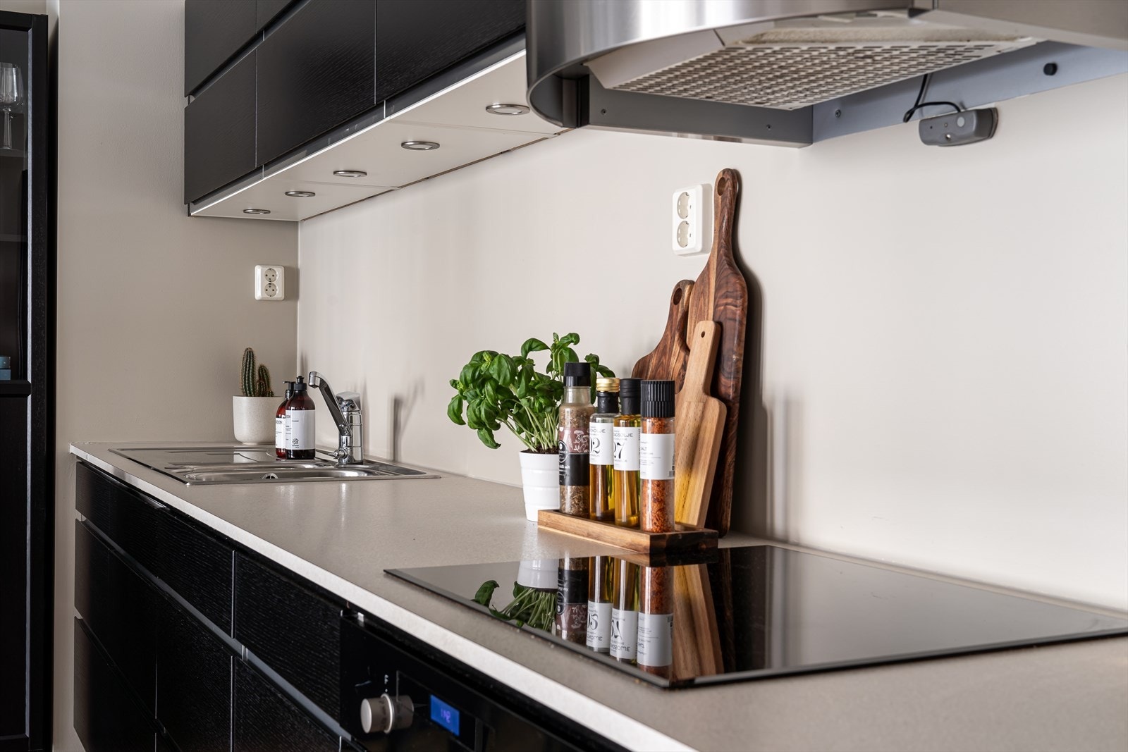 Grunnpakke kabel tv/internett, à konto fjernvarme og varmtvann er inkludert i felleskostnadene. Galleribilde