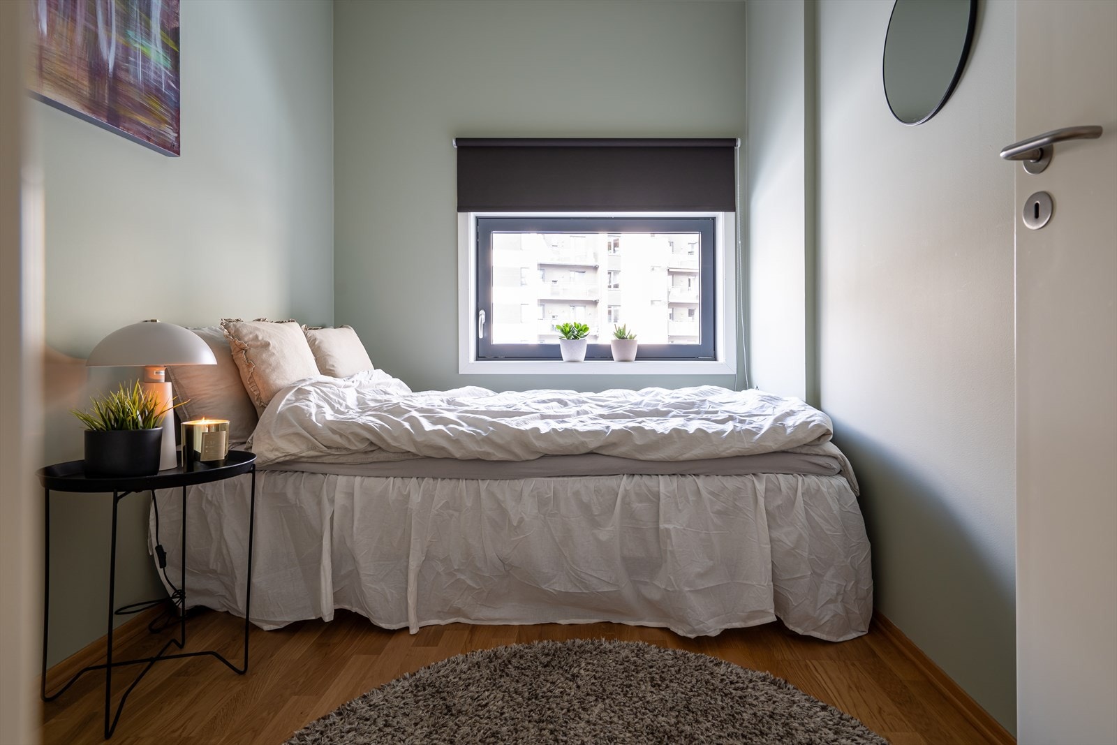 Boligens andre soverom brukes i dag som et koselig gjesteværelse, men kan også benyttes som kontor eller barnerom - alt etter behov! Galleribilde