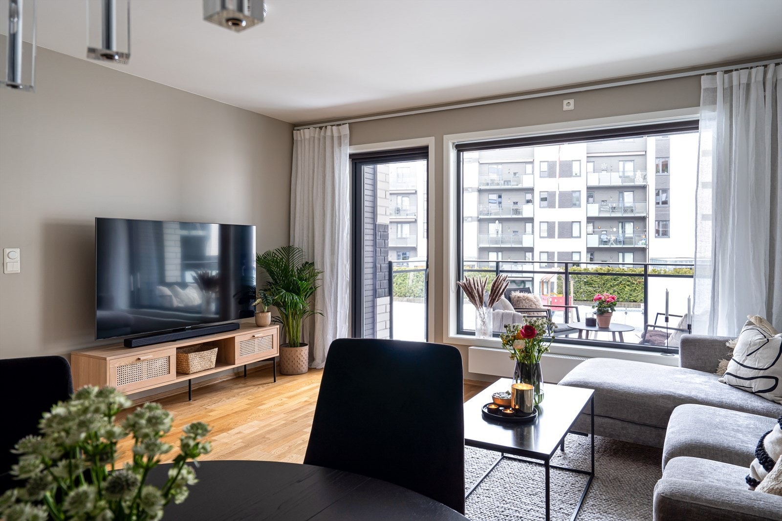 Fra stuen har du direkte utgang til vestvendt balkong på ca. 8 m2. Galleribilde