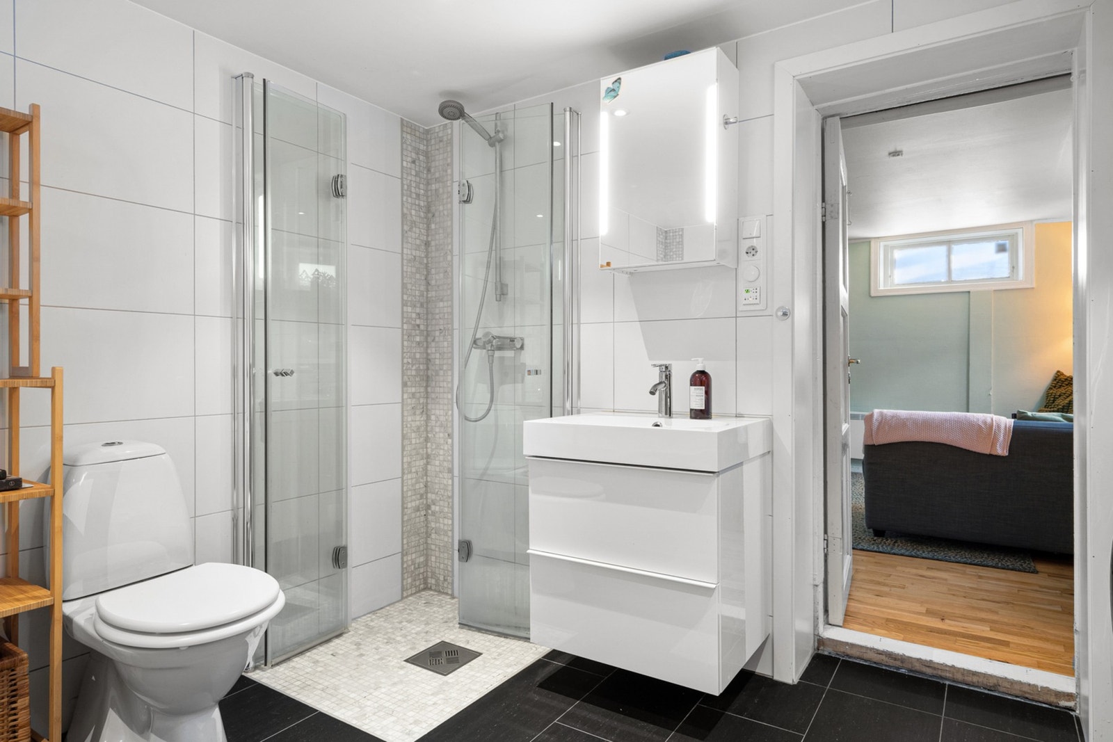 Innredning med dusjhjørne, badekar og gulvmontert WC. Galleribilde