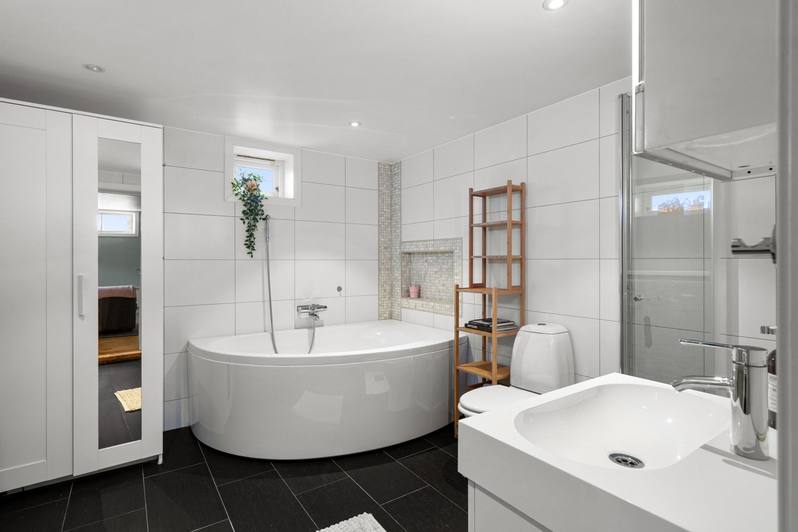 Lekkert, flislagt bad i kjeller med downlights i himling. Badet er vurdert til TG1 av takstmann. Galleribilde
