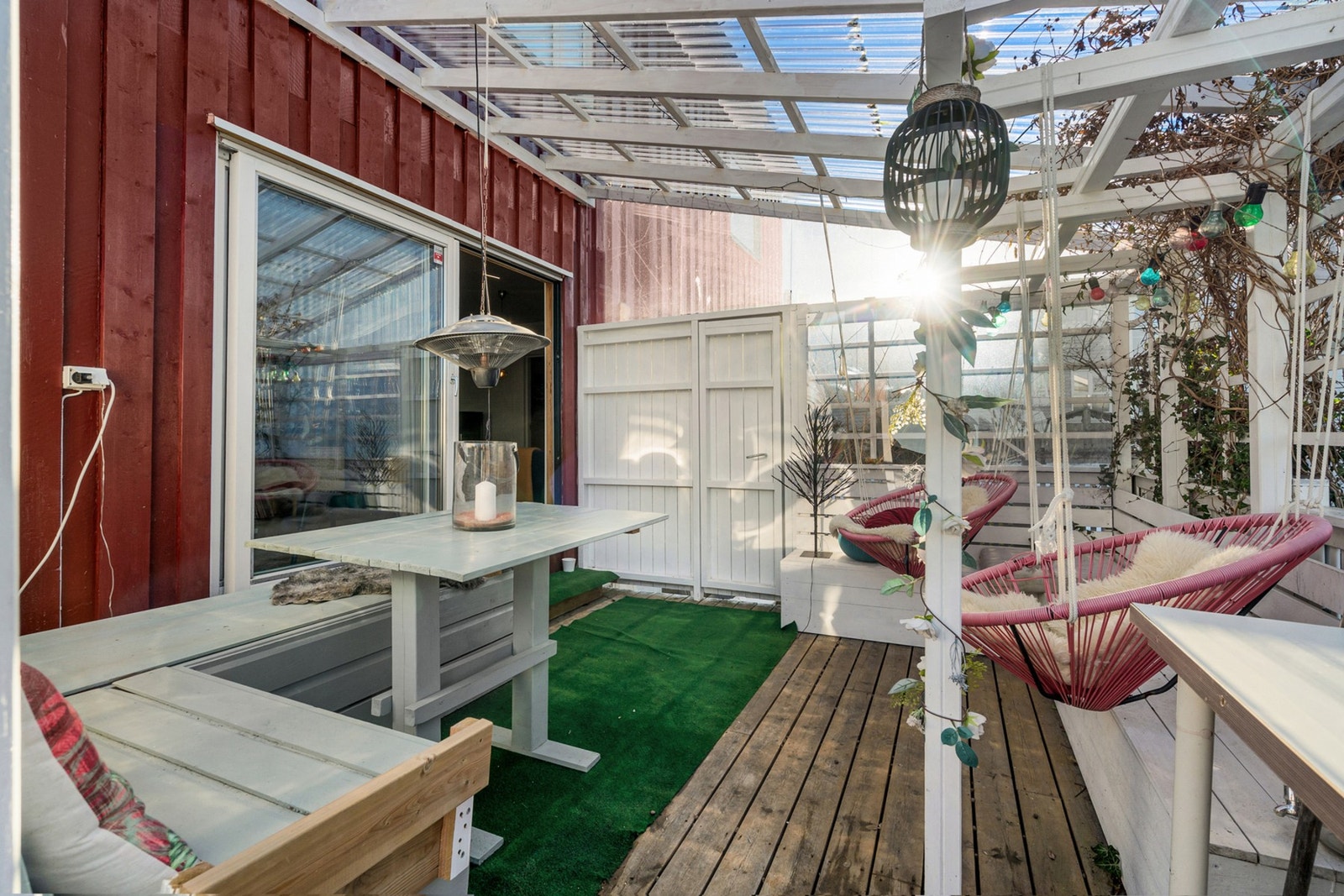 Terrassen er på totalt 26 m². Boligen har også tilgang på pent opparbeidet hage. Galleribilde