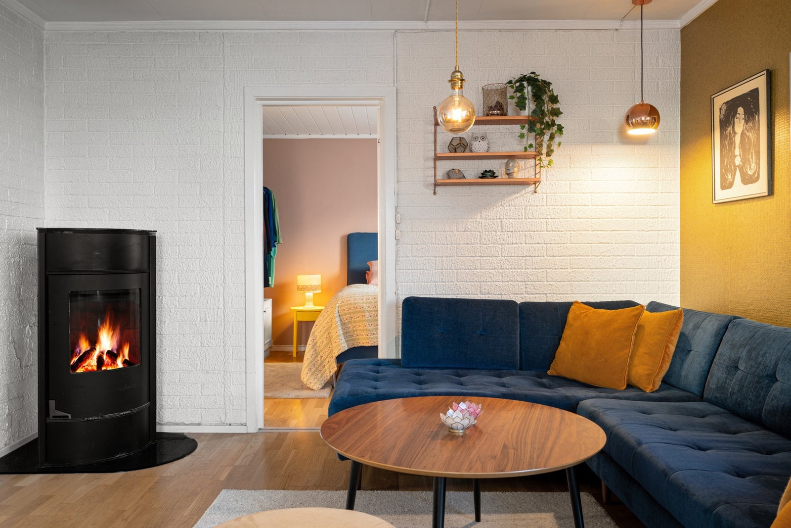 Boligen har en peis i stuen som sørger for en lun og hyggelig atmosfære, samt redusering av energikostnader. Boligen varmes opp via elektrisitet, varmepumpe og vedfyring. Galleribilde