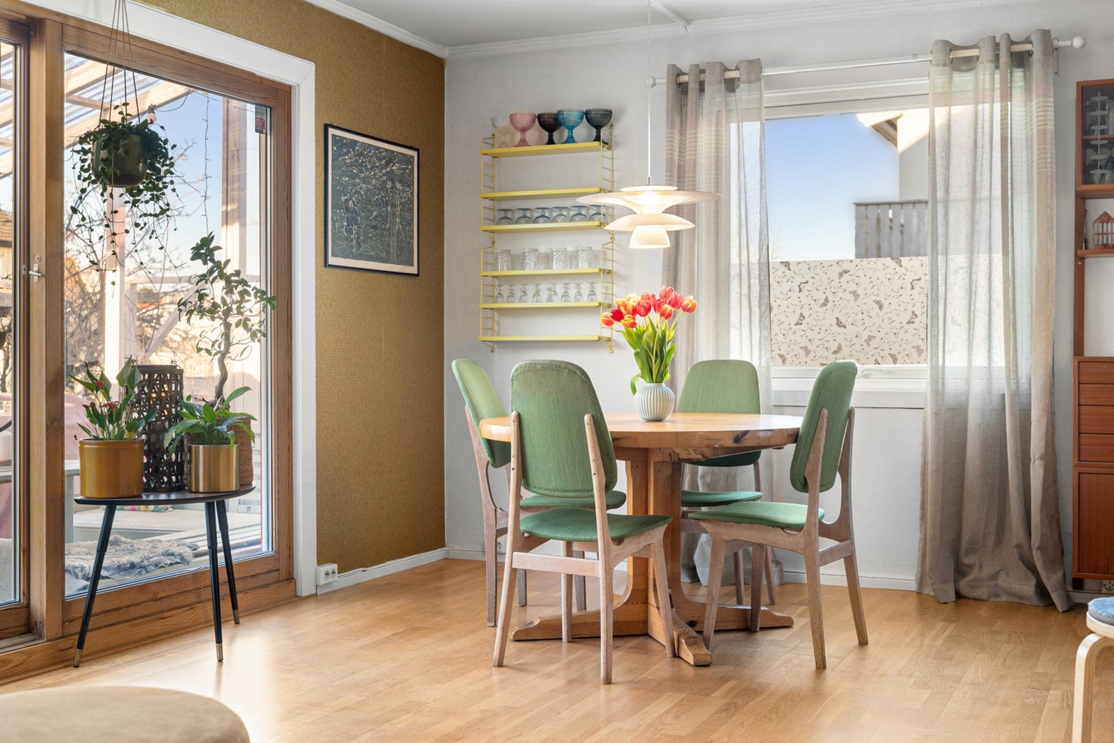 Plass til spisebord for sosiale sammenkomster. Galleribilde