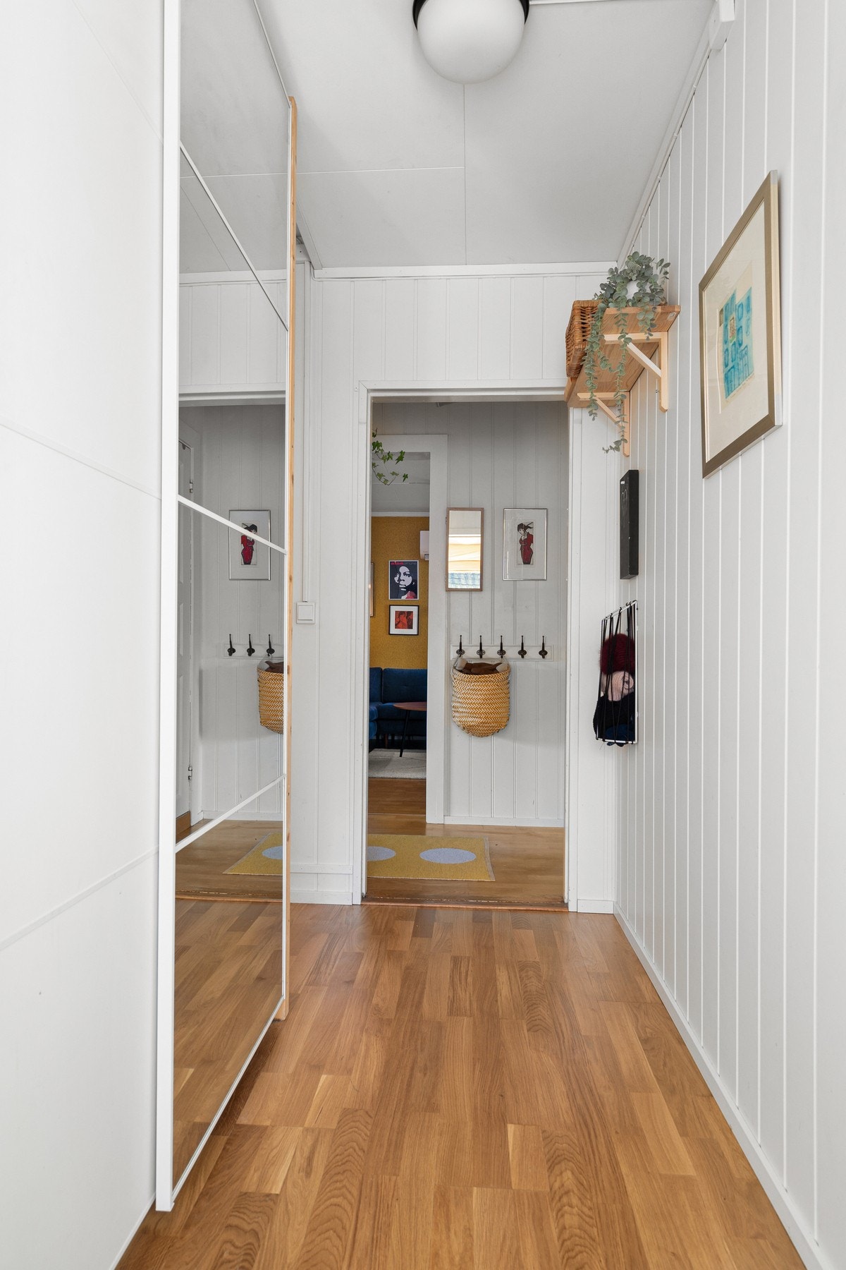 Gang/entre med praktisk skyvedørsgarderobe. Galleribilde