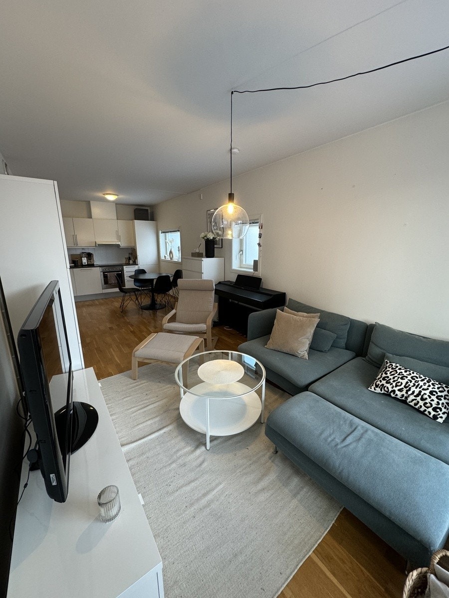 Vinduene på kjøkkenet gir godt med ekstra lys inn. Galleribilde