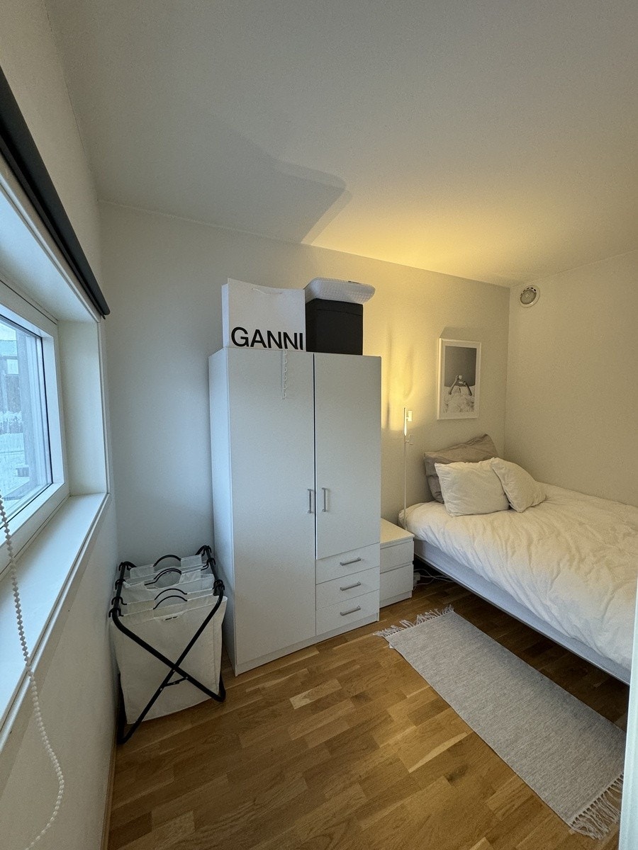 Det er 2 dører inn til soverommet, men kun den ene døren kan brukes for ekstra romutnyttelse som her. Galleribilde