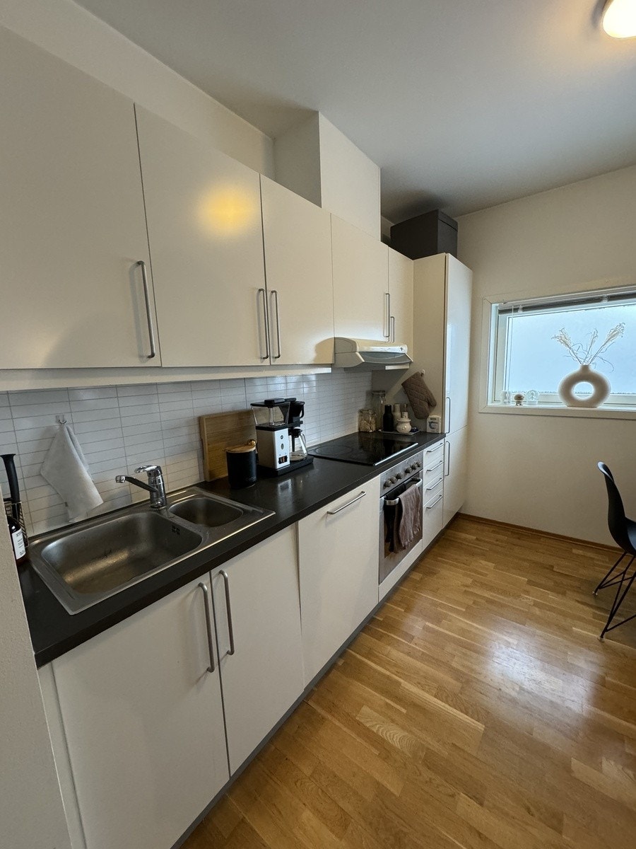 Kjøkkenet har integrerte hvitevarer som oppvaskmaskin, stekeovn m/platetopp og kjøl-/fryseskap. Galleribilde