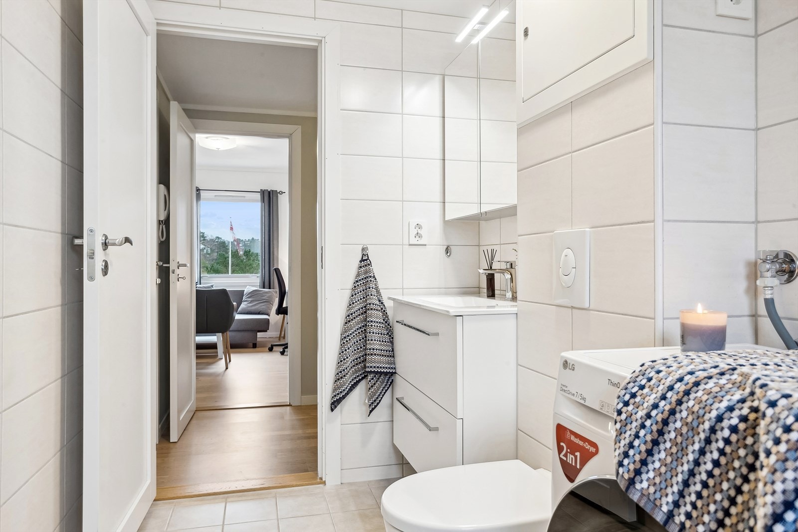 Nytt og pent helfliset bad/wc - Varmekabler, vegghengt wc, dusjhjørne, rør i rør system og opplegg til vaskemaskin Galleribilde