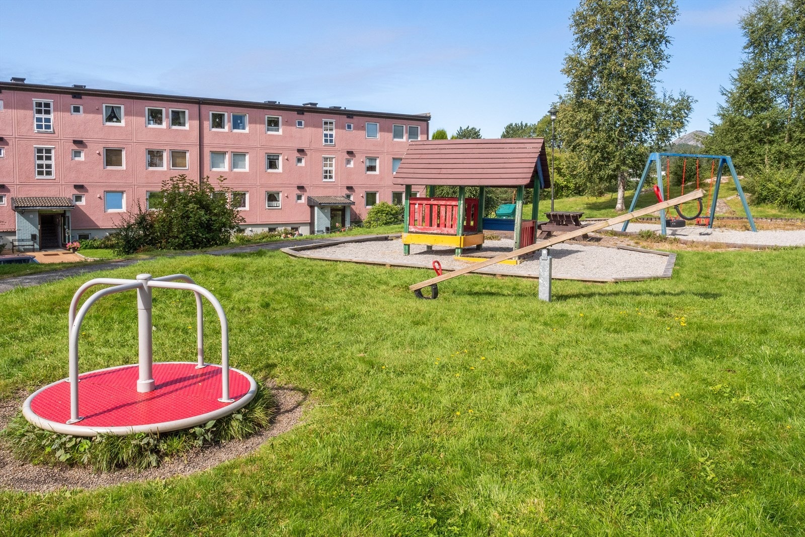 Nærområdet - Borettslaget har fine uteområder som er tilrettelagt for barnefamilier Galleribilde