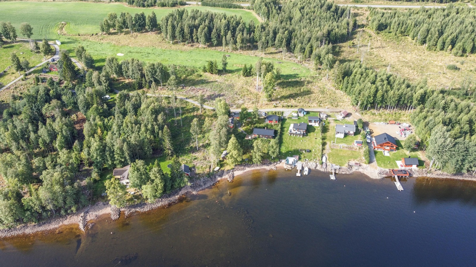 Dronefoto over tomtene sett fra Hurdalssjøen. Galleribilde